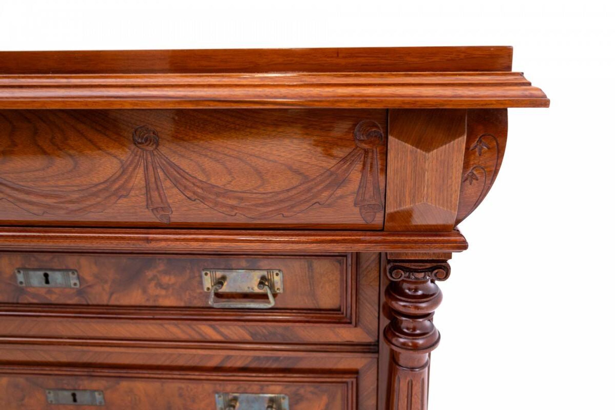 Commode en noyer ancien, Europe du Nord, vers 1900.