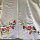 Drap ancien brodé à la maison