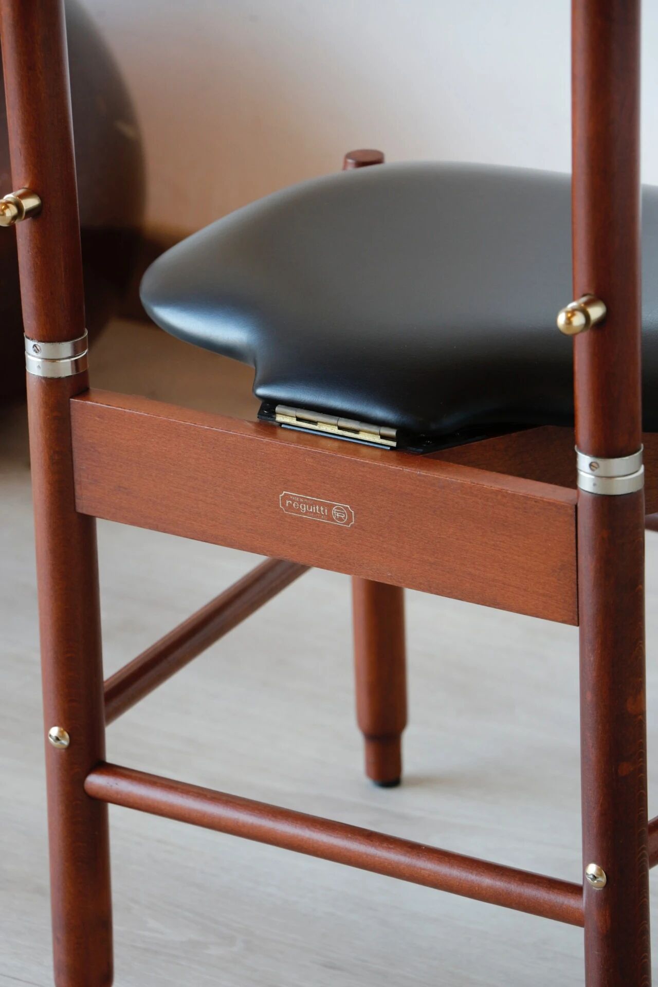 Fratelli Reguitti valet – Vintage Italian chair