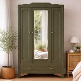 Art Deco wardrobe with three doors – Kaki Barda (Liberon)