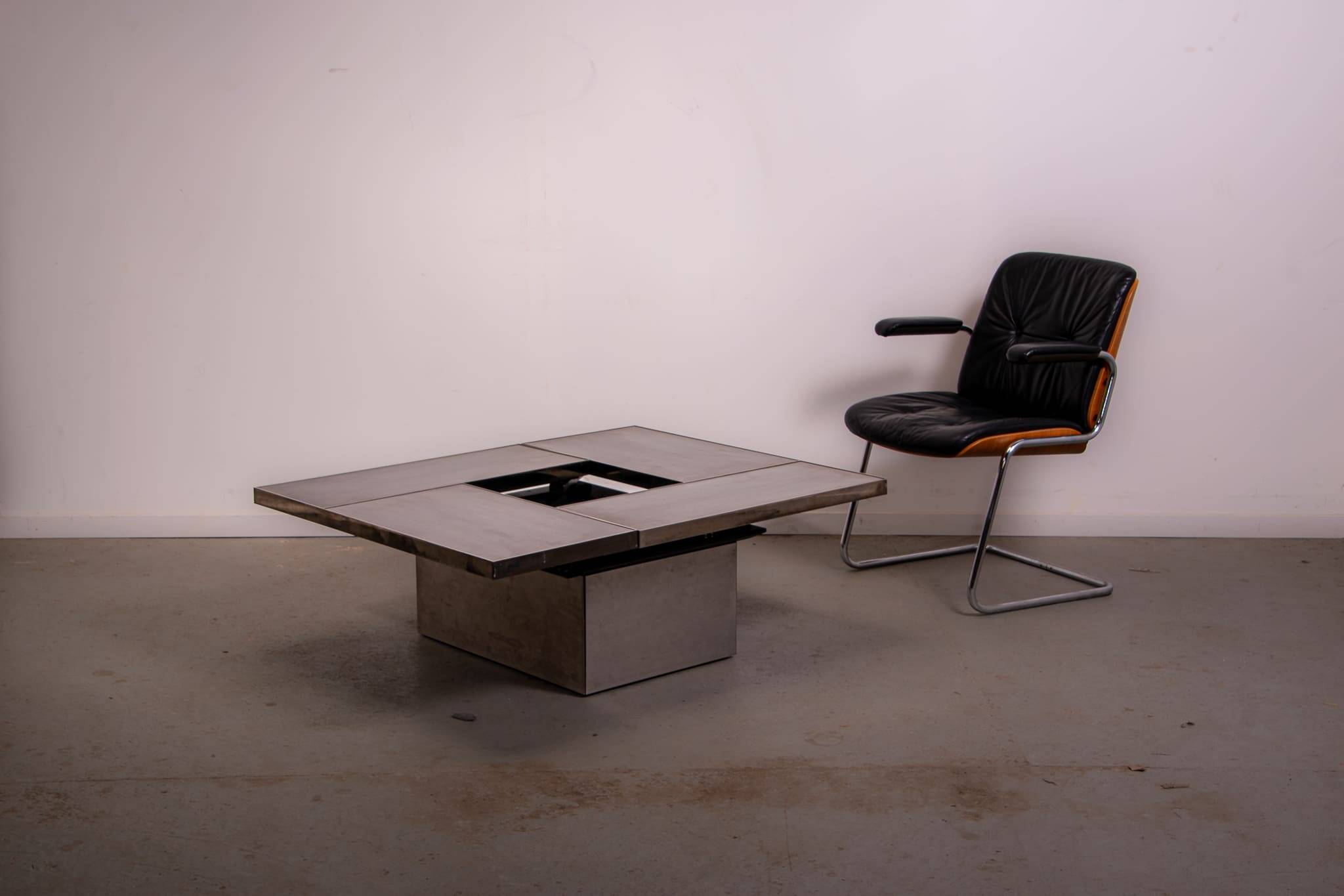 Table basse Belgo en métal brossé chromé