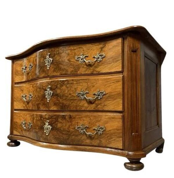 Commode galbée époque Louis XIV - Louis XV en ronce de noyer et bronzes dor