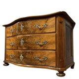 Curved chest of drawers from the Louis XIV - Louis XV period in burr walnut and gilded bronze