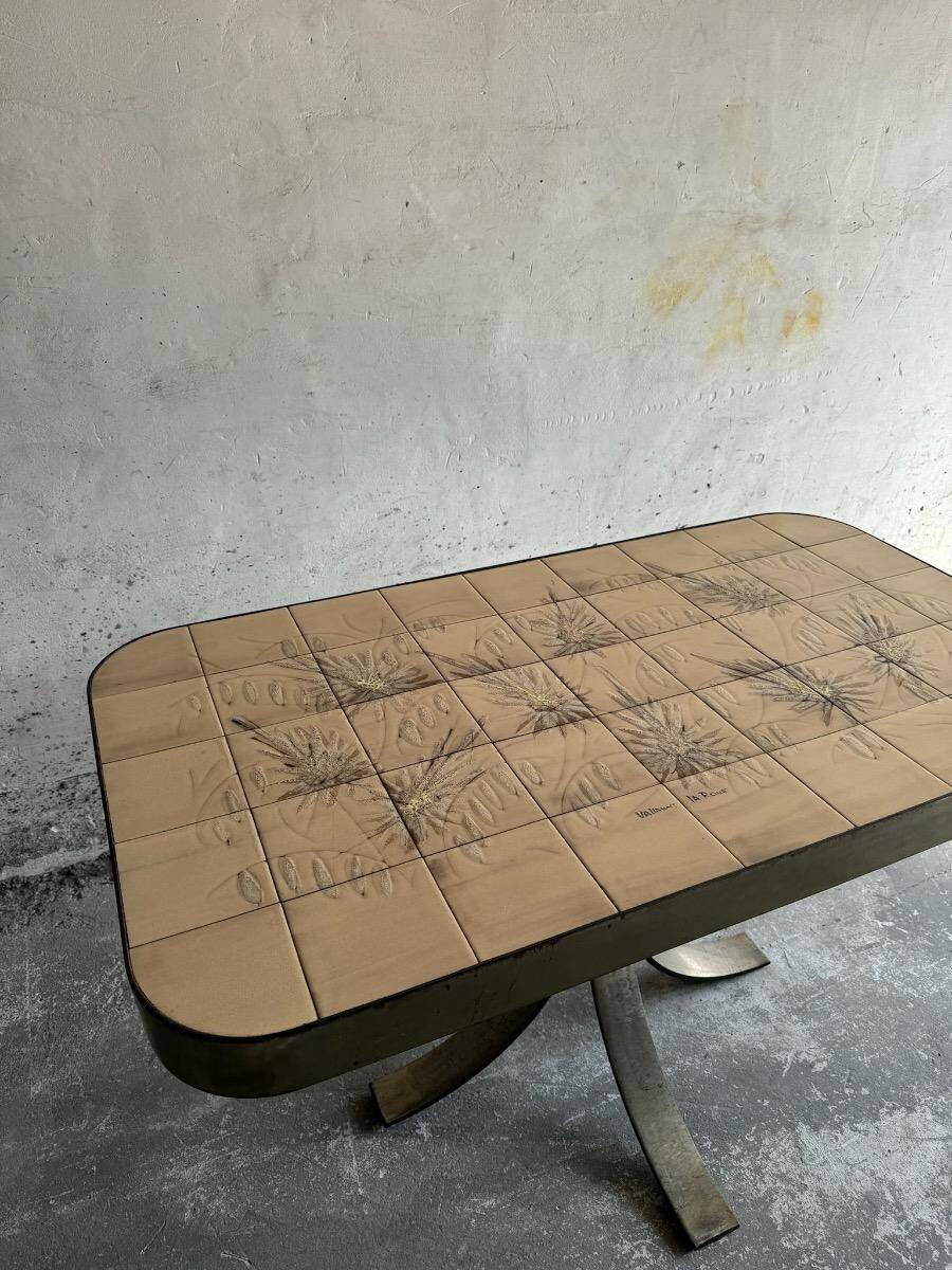 Table d'appoint élégante en bois brun foncé, style années 1950, rare et raffinée. Dimensions : 134 × 67 × 67 cm.