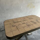 Table d'appoint élégante en bois brun foncé, style années 1950, rare et raffinée. Dimensions : 134 × 67 × 67 cm.