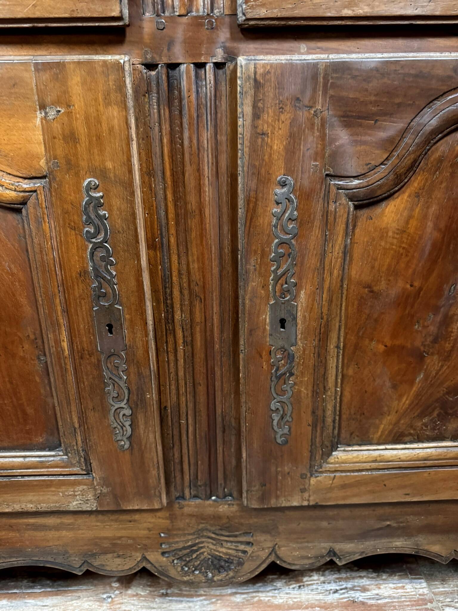 Large Lyonnais Buffet, Louis XV period, in solid walnut, circa 1750
