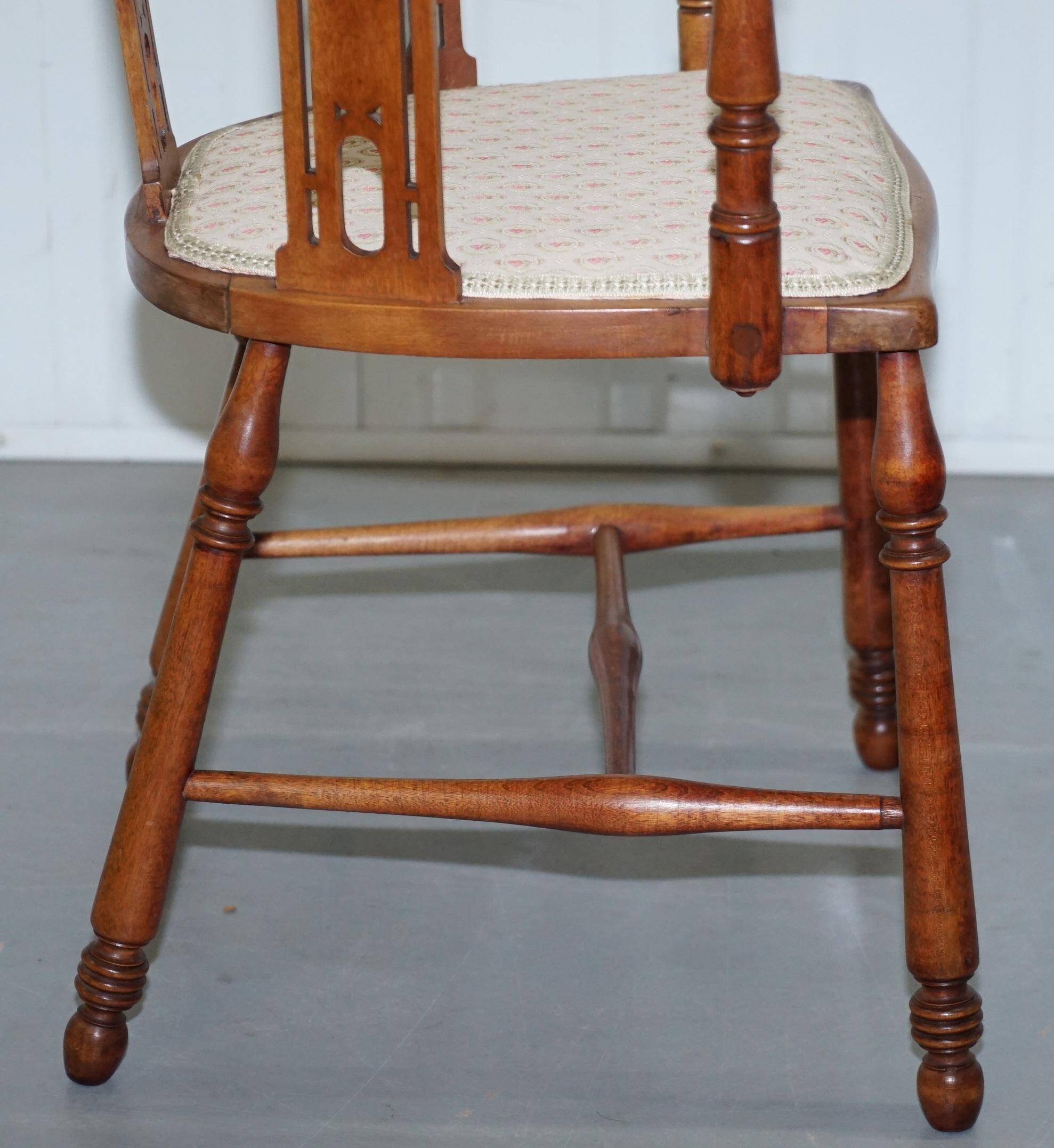 Chaise en noyer Edwardian à dossier courbé avec incrustation de nacre style Arts and Crafts