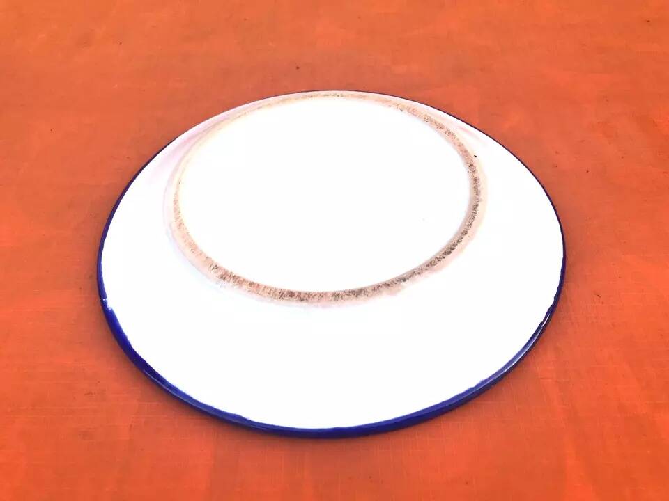 6 flat earthenware plates