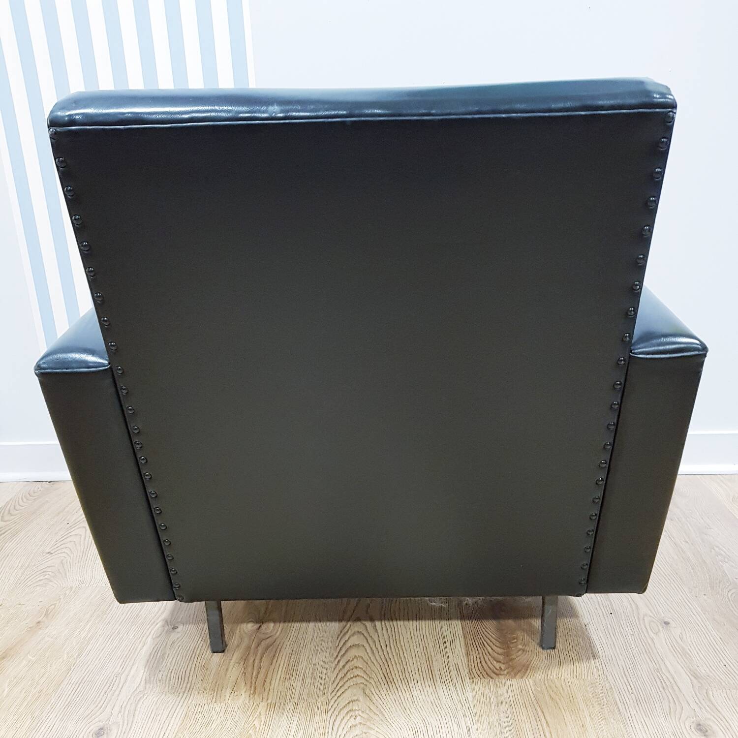 Fauteuil en skaï noir, années 1960