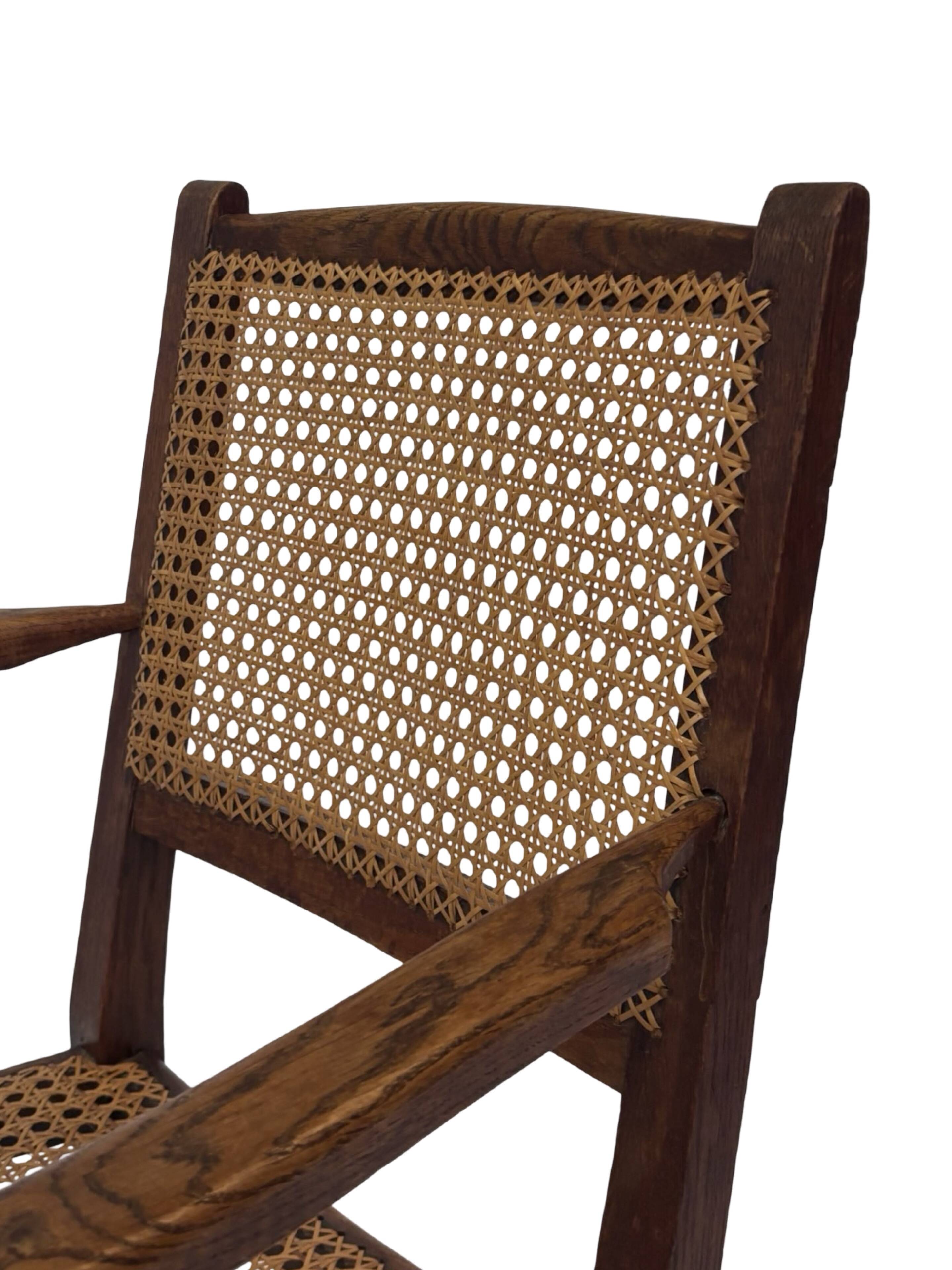 Fauteuil Art Déco en chêne tressé, design minimaliste.