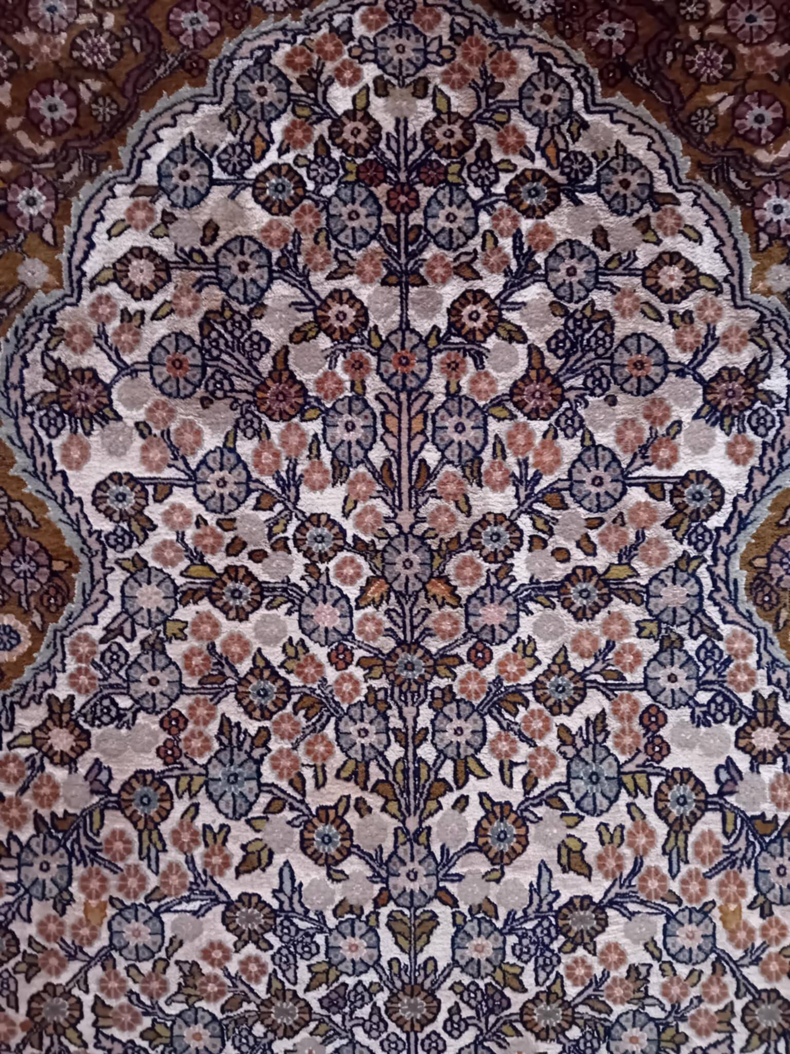 Handmade cashmere wool and silk rug 183x123cm