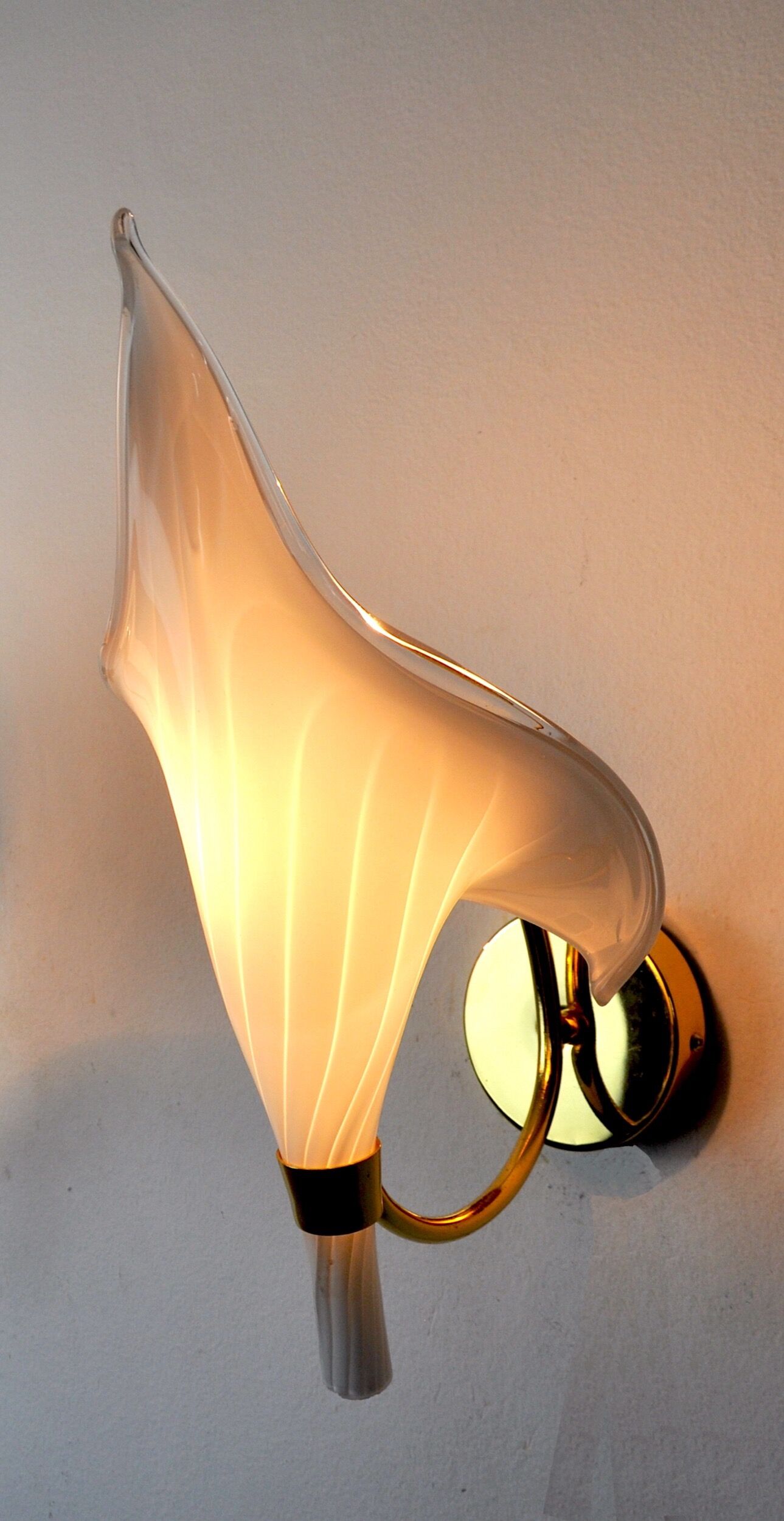 White fleur-de-lys wall lamp, murano glass, Italy, 1970