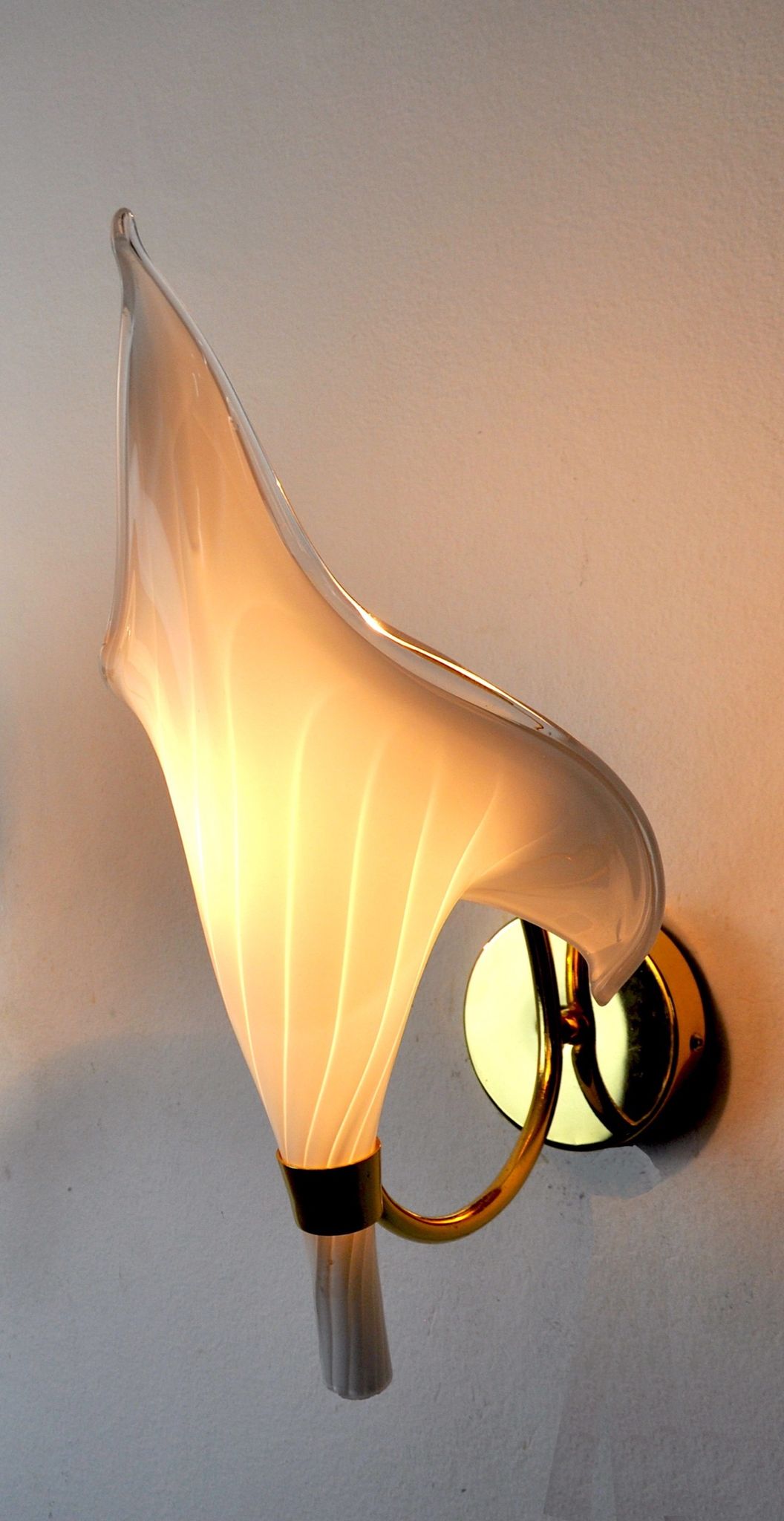 Applique fleur de lys blanche, verre de murano, Italie, 1970