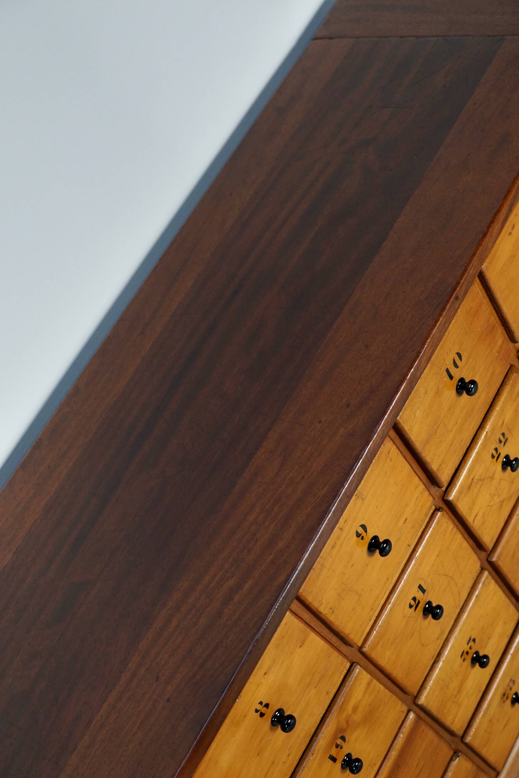 Grande apothicairerie / meuble d'école industrielle néerlandaise en hêtre, milieu du 20e siècle