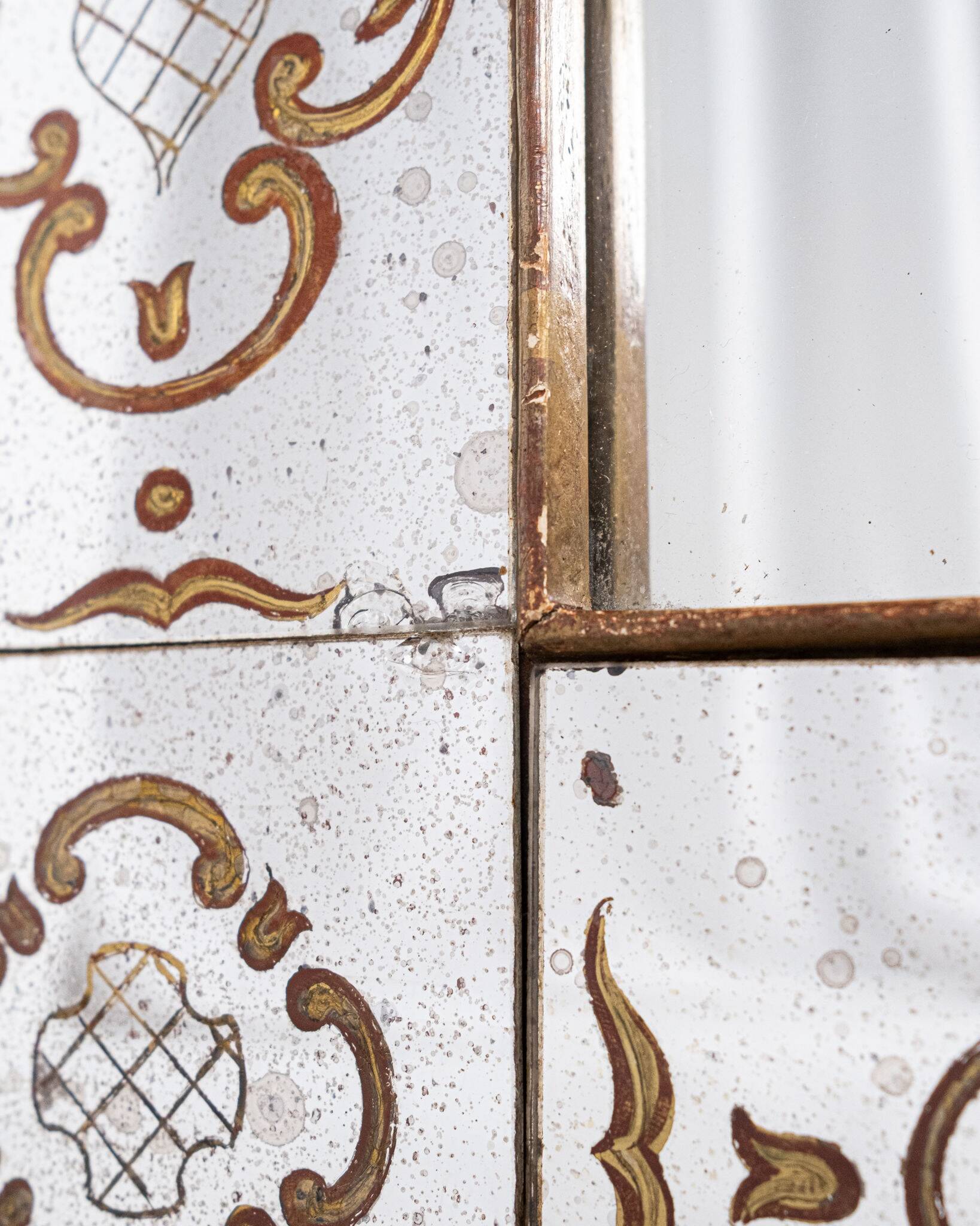 Miroir italien en verre églomisé, à parecloses, début XXe siècle