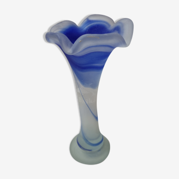 Vase tulipe en verre étiré bleu