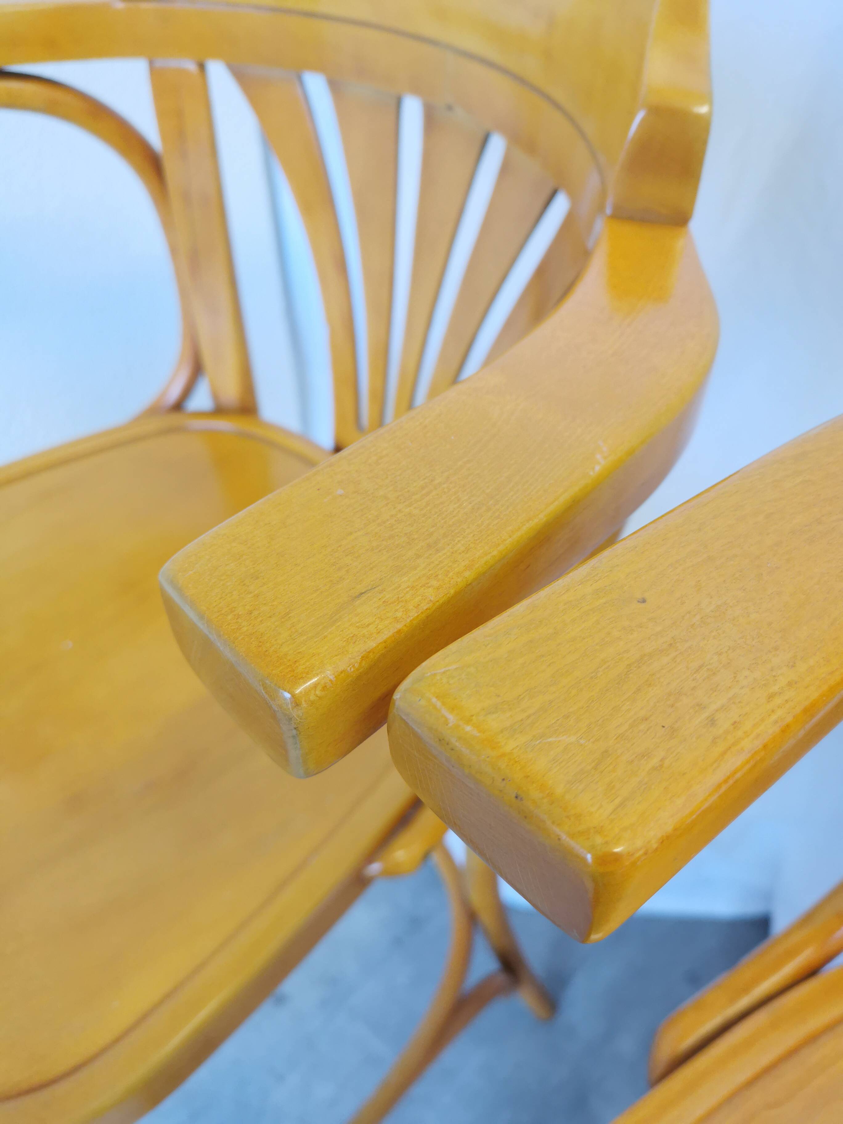 Ensemble de 4 chaises hautes de bar vintage en bois courbé avec accoudoirs / Couleur bois naturel