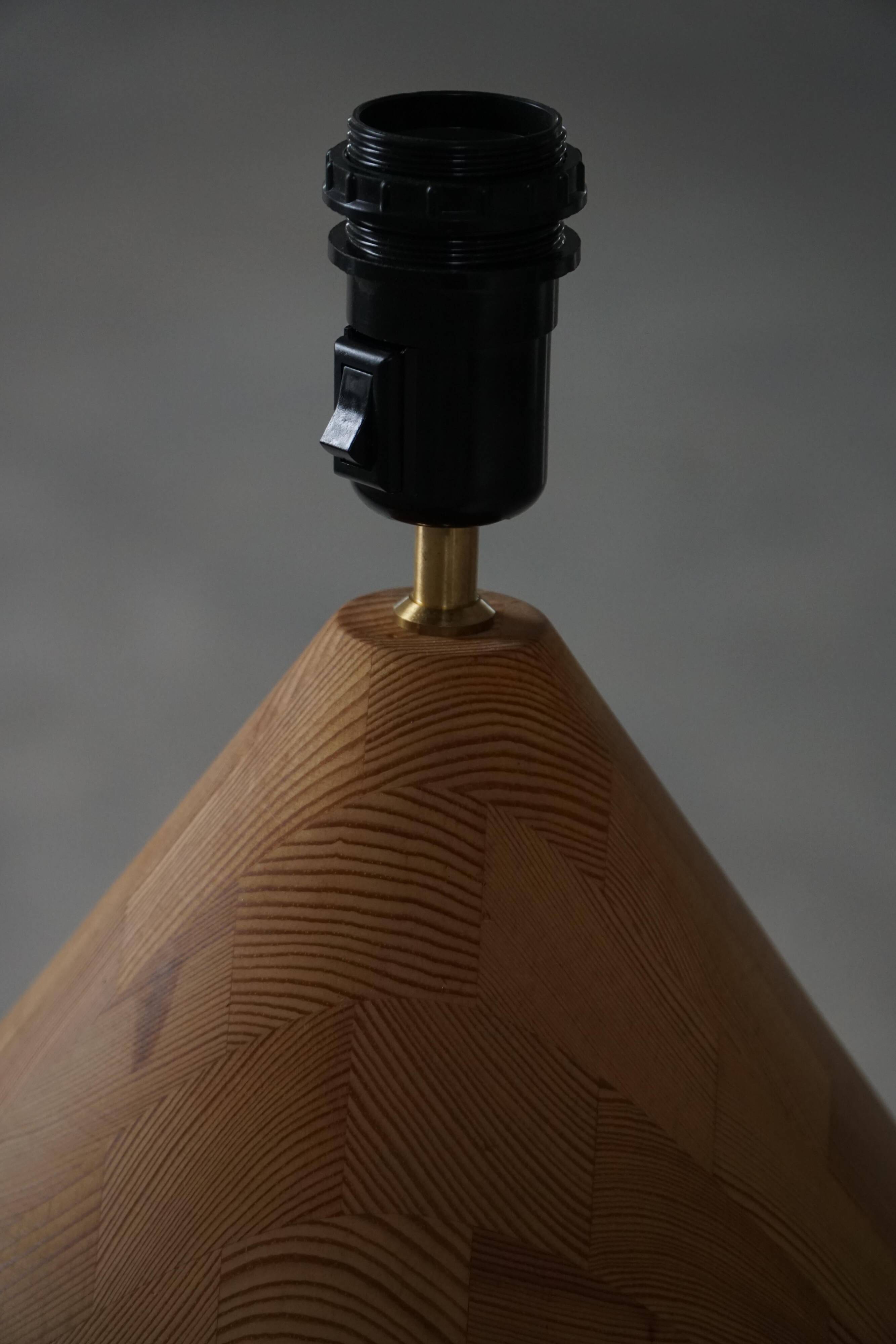 Sculptural Danish modern table lamp in wood by Kirk, 1980s.