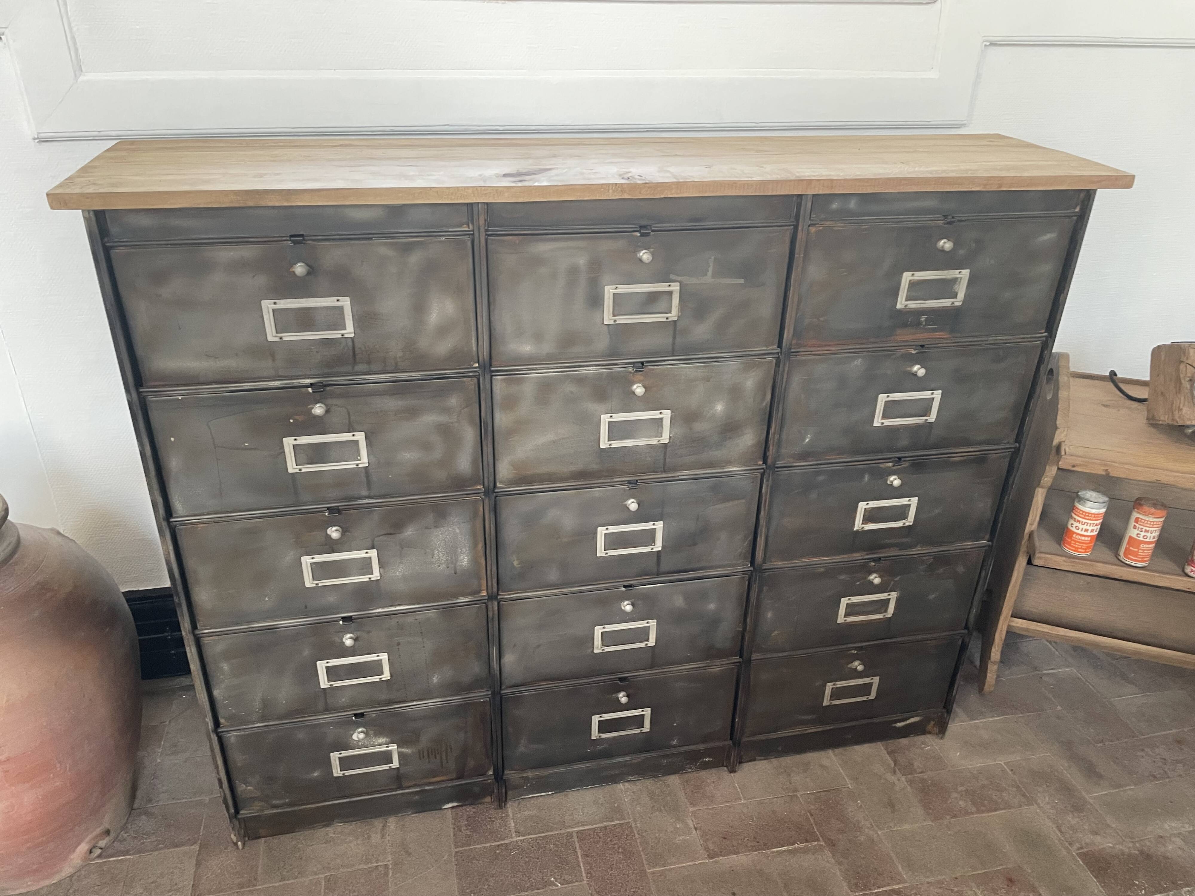 Renovated metal furniture with 15 roneo flaps.