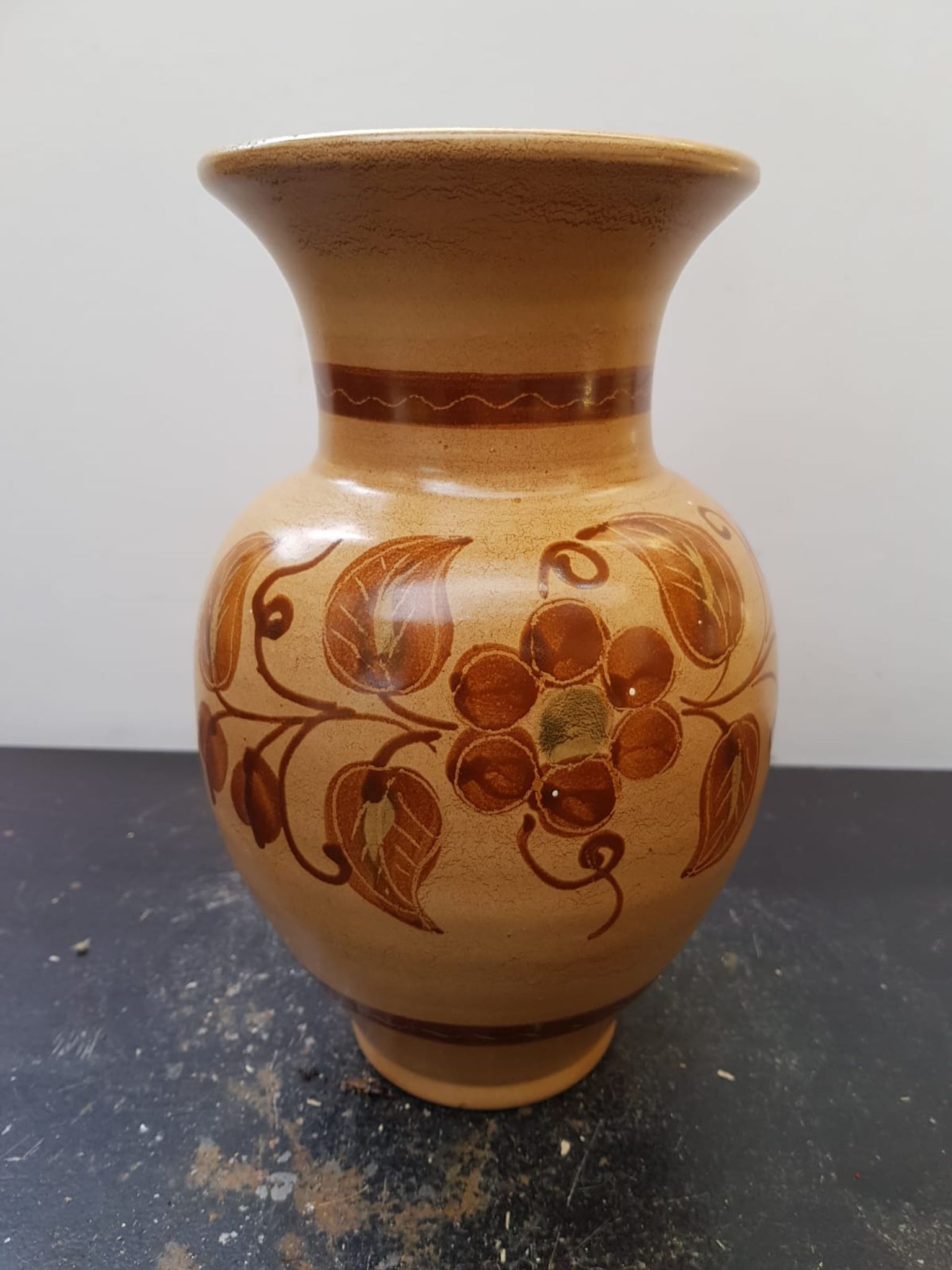 Vase céramique beige décor fleurs marron vintage