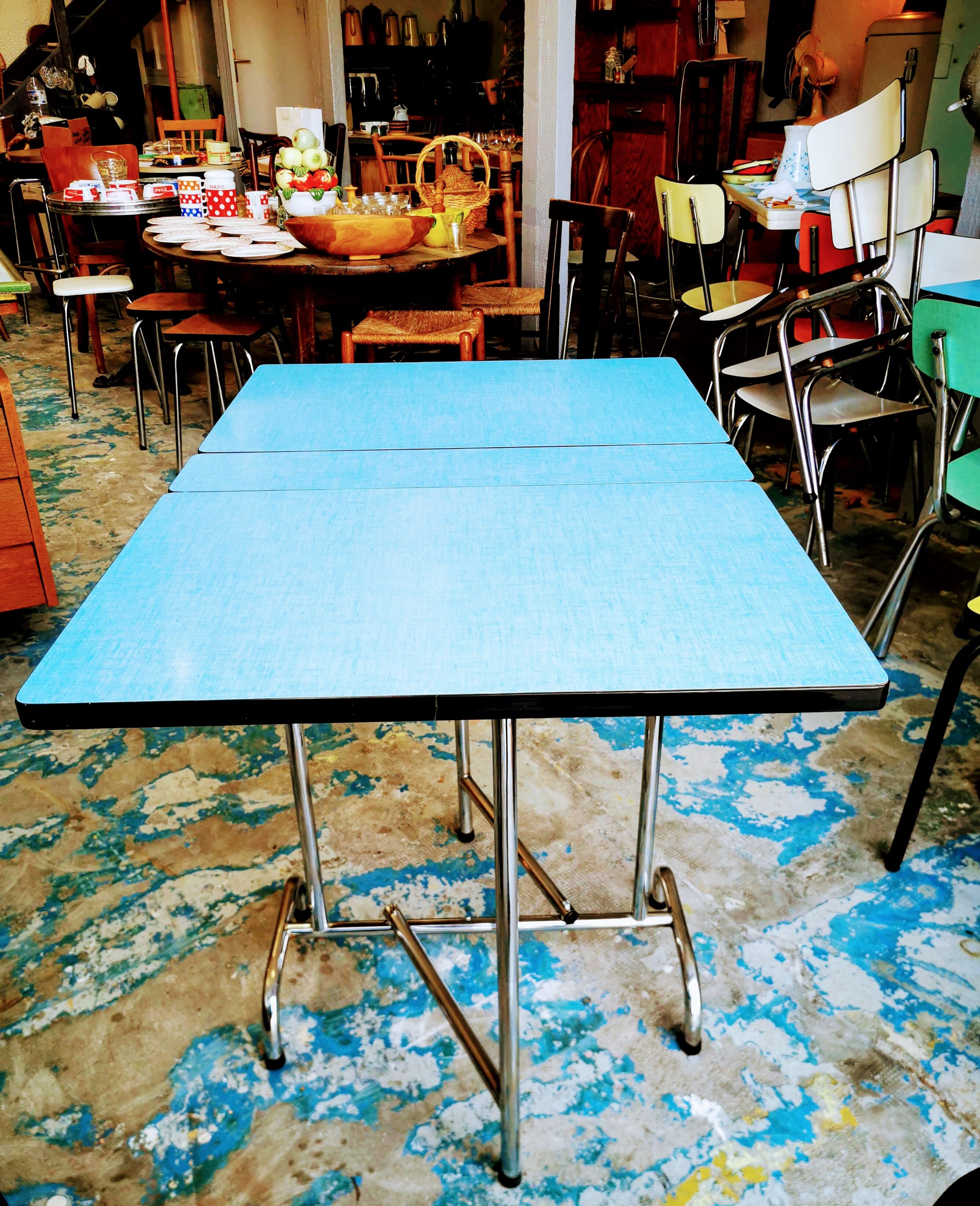 Shapeica folding table