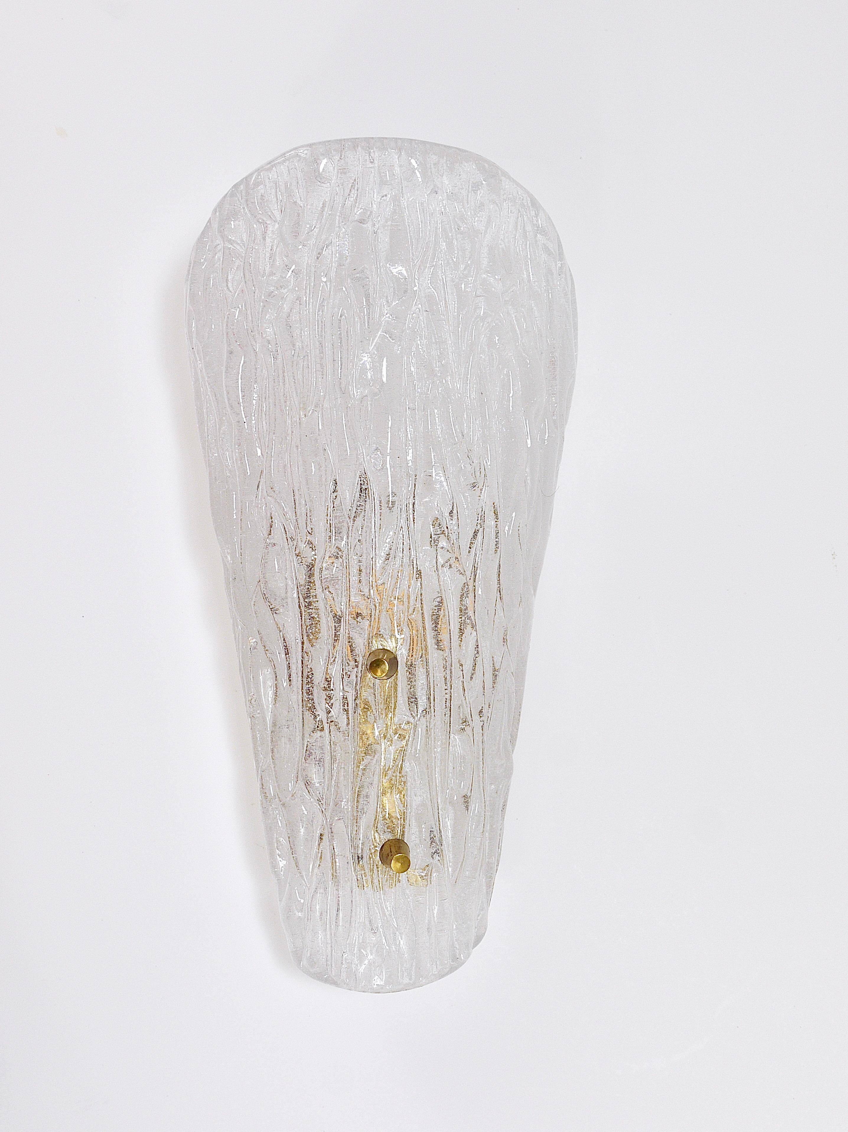 A mid-century Kalmar wall lamp in brass and textured glass, Austria, 1950s.