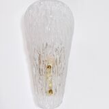 A mid-century Kalmar wall lamp in brass and textured glass, Austria, 1950s.