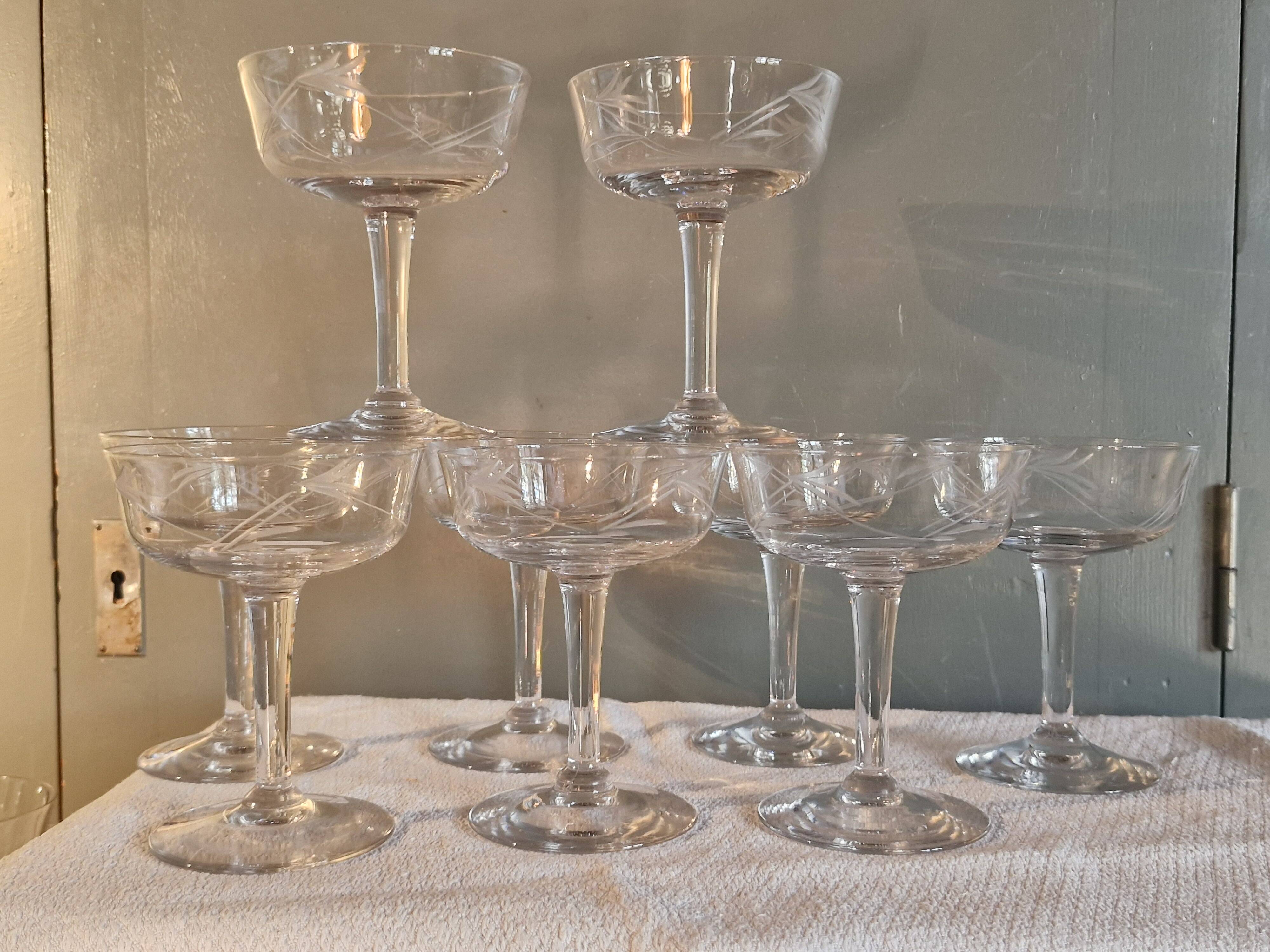 9 champagne coupes in glass, beautiful model from the 1940s.