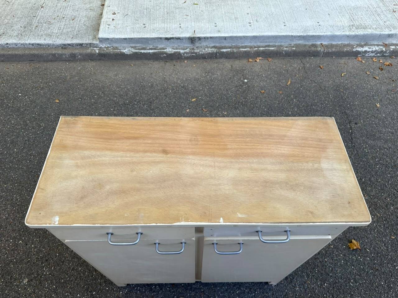 Buffet vintage en bois beige 1950 style parisien mado