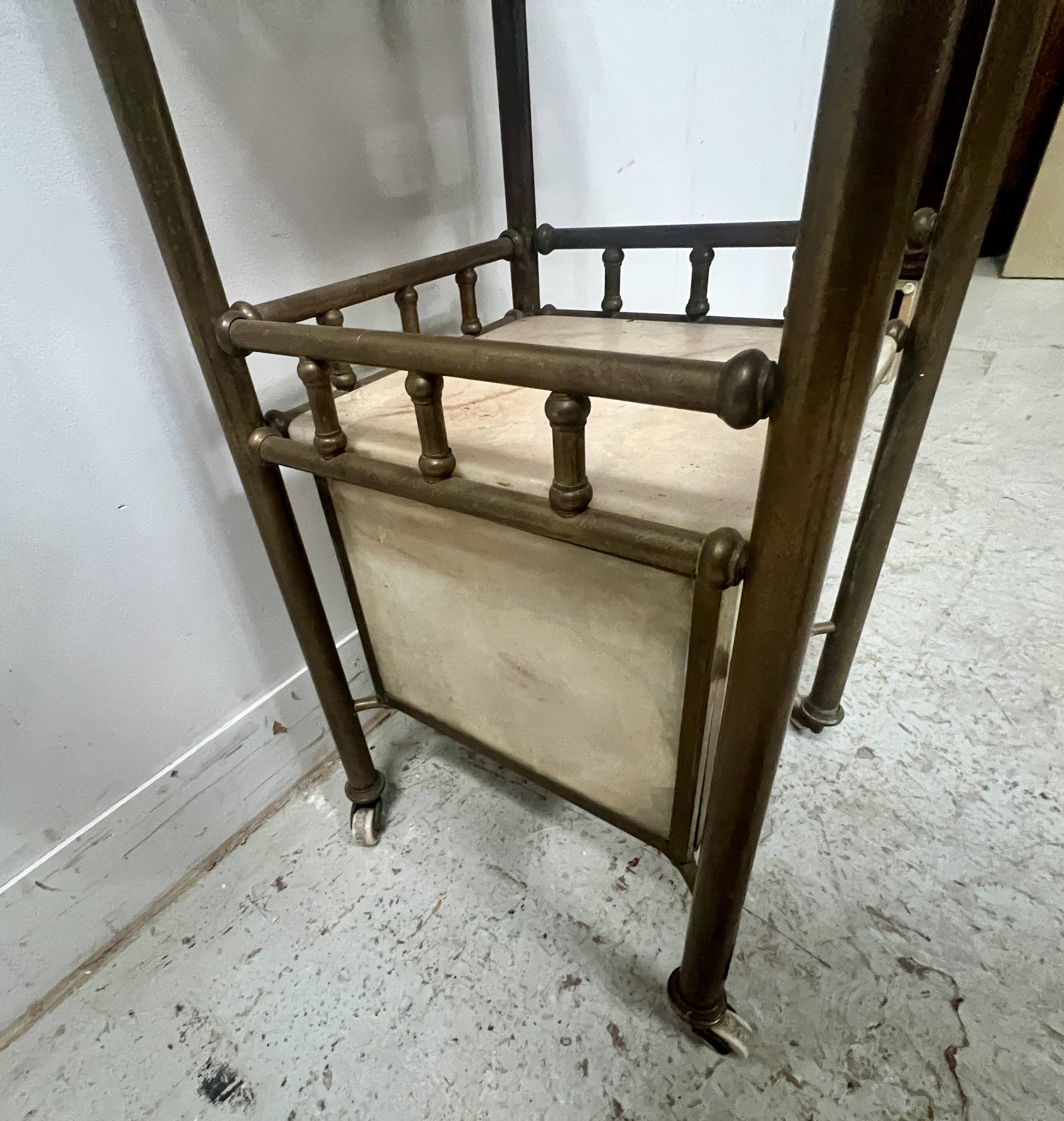 Art Deco bedside table in brass and veined marble, 20th century