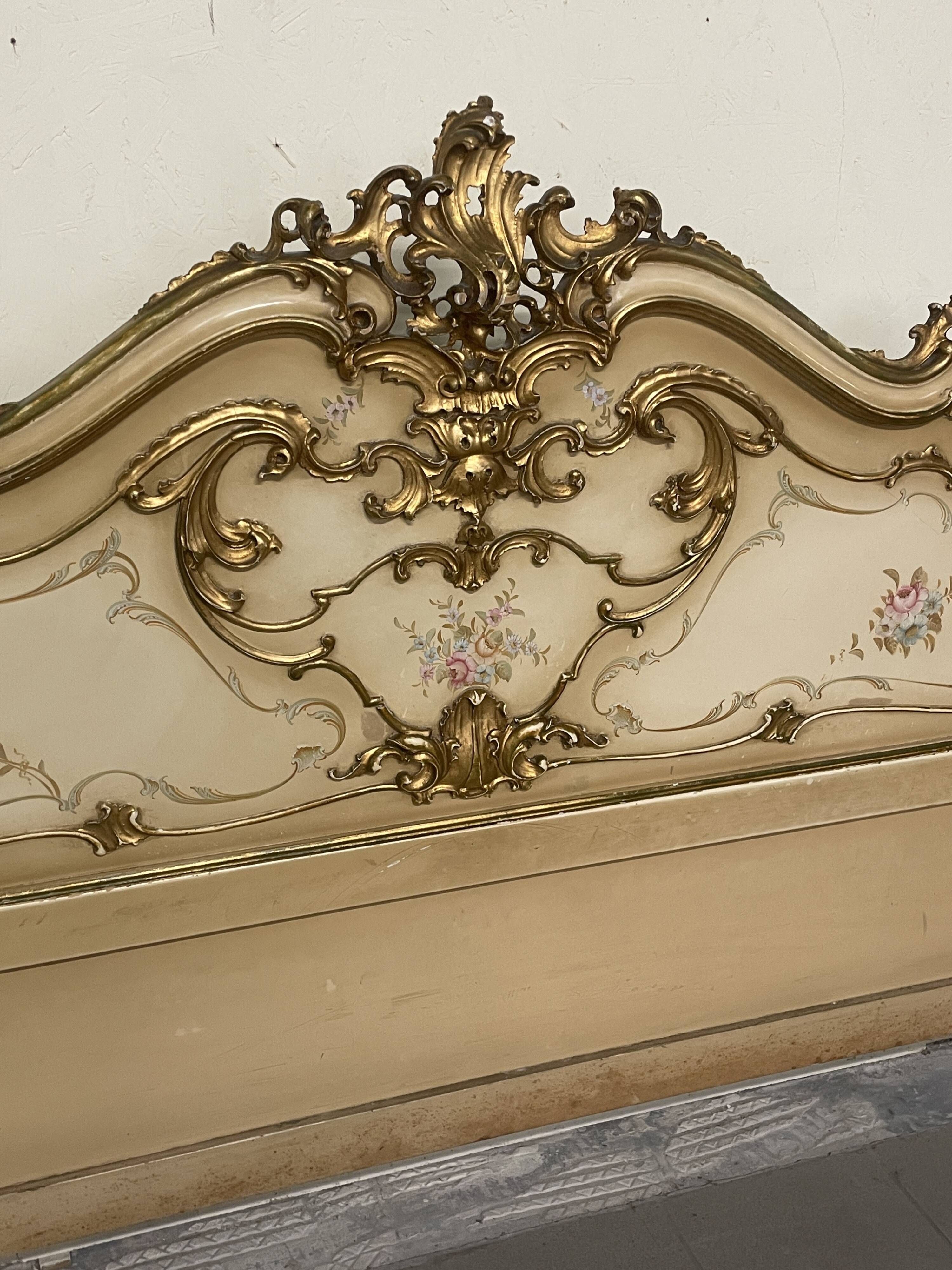 Lit matrimonial des années 40 dans le style Louis XV.