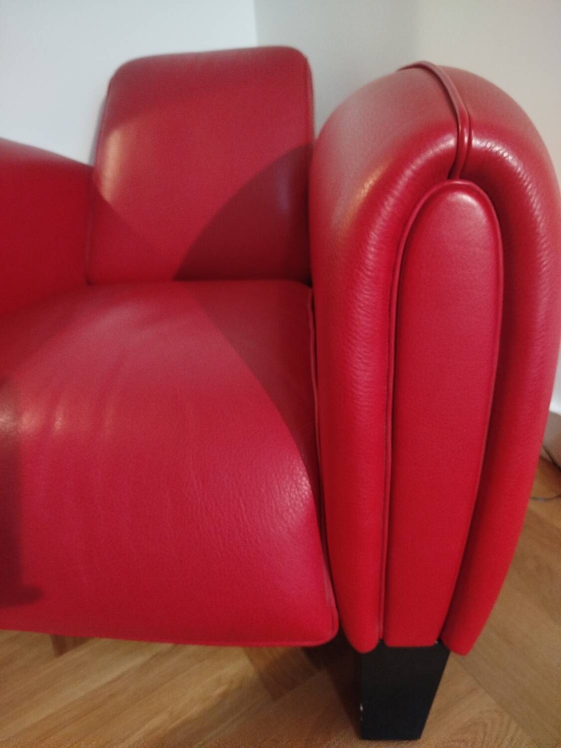 Fauteuil club design contemporain en cuir rouge – pièce sculpturale