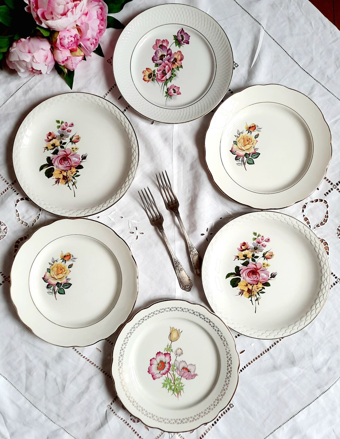 Flat plates mismatched in golden edges