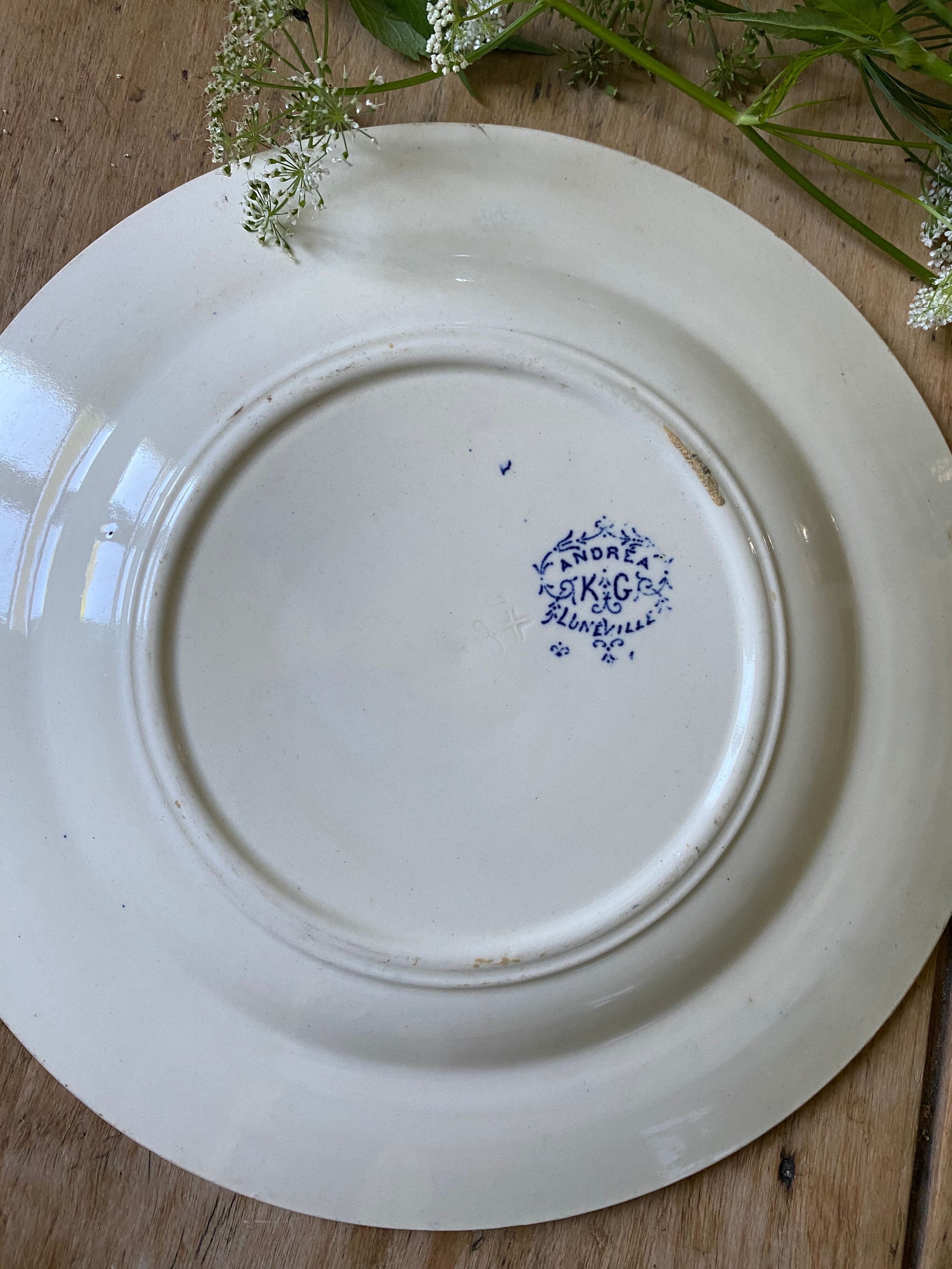 Assiette décor floral bleu KG Luneville