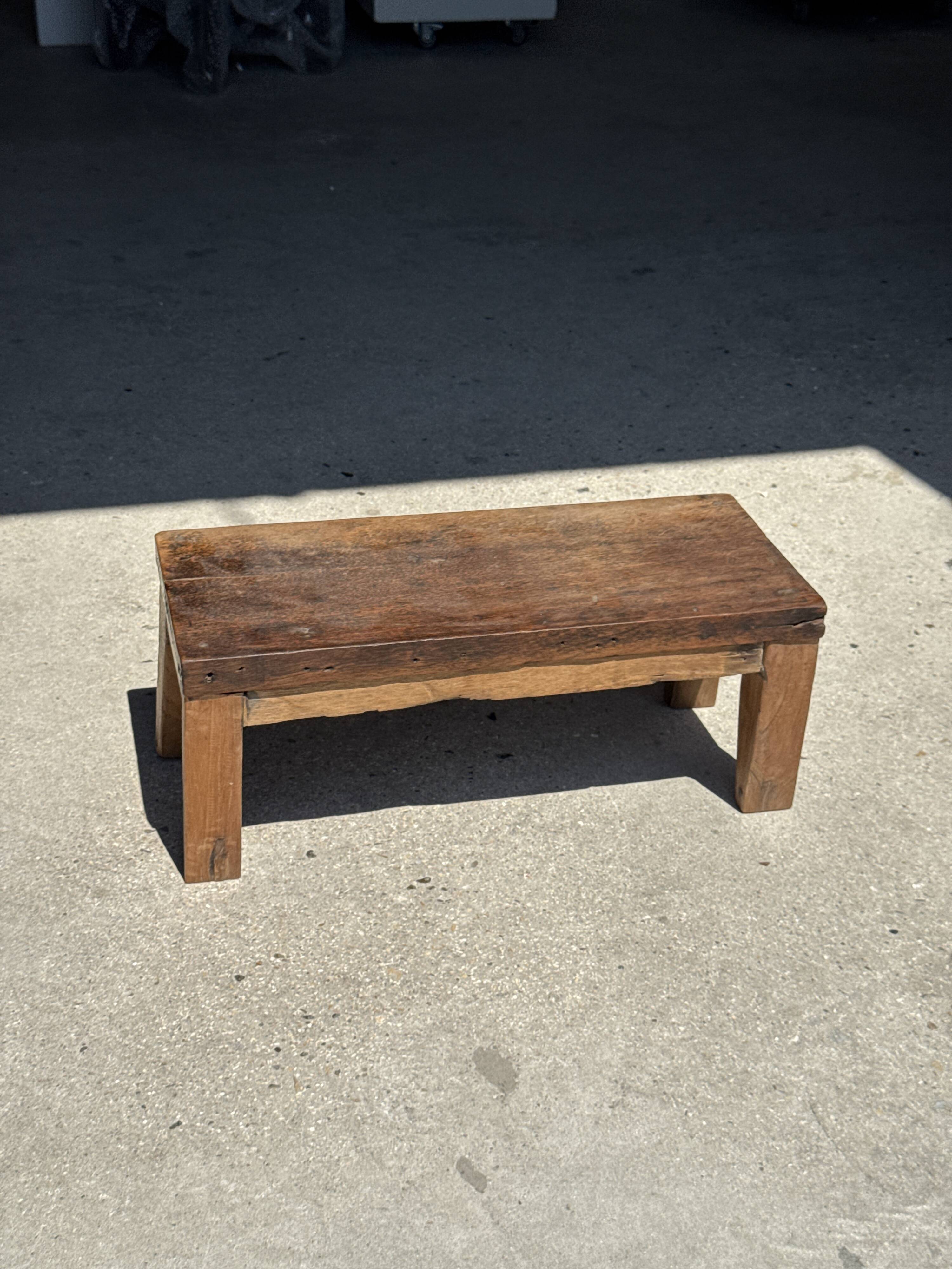 Petit banc en teck ancien rectangulaire quadripode d'Indonésie H20 L45