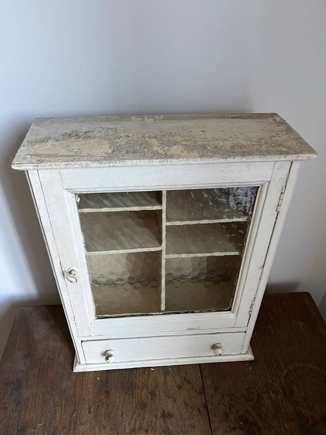 Armoire à pharmacie dans sa patine