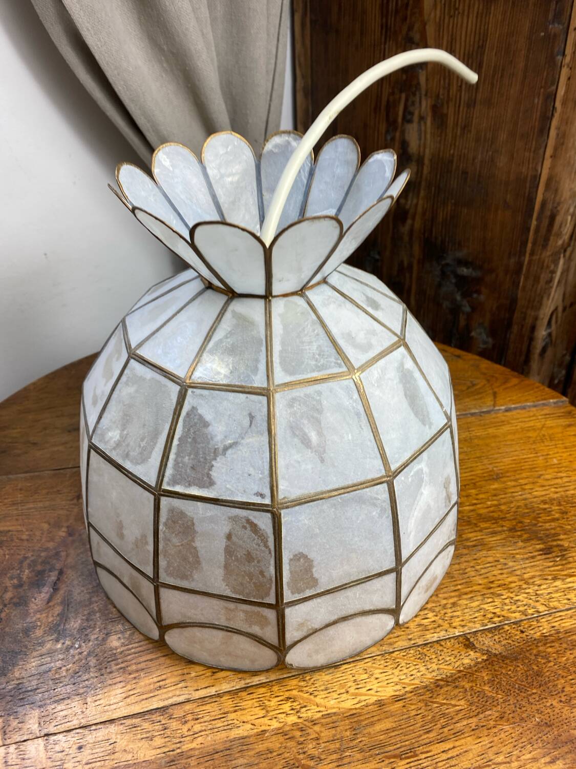 Suspension in white mother-of-pearl and brass