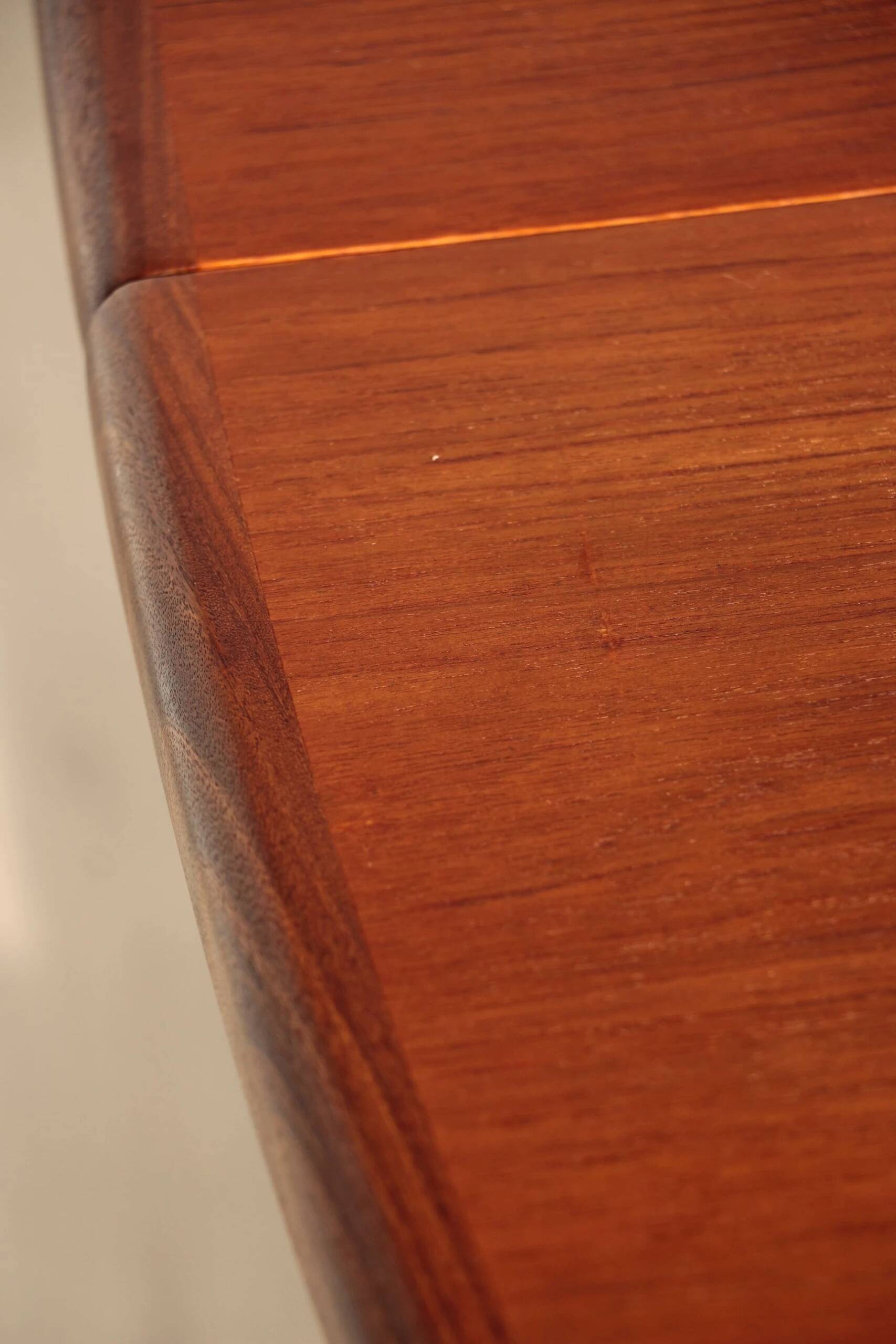 Oval dining table – 6 to 8 people – G Plan