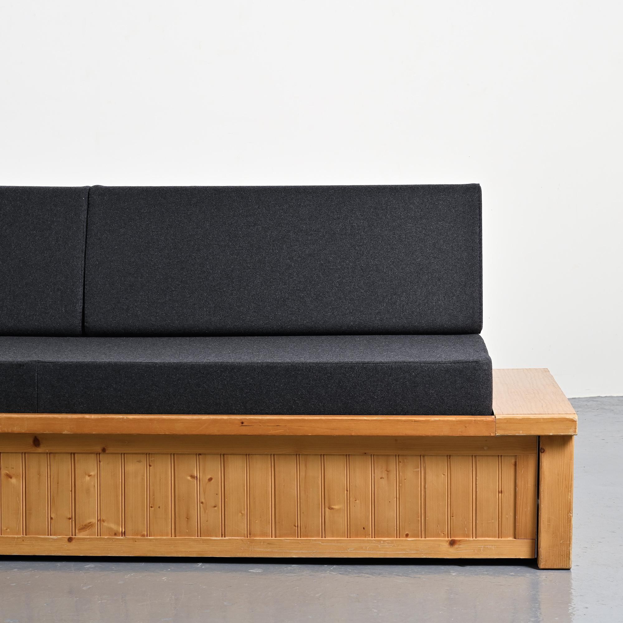 Banquette-lit dessinée par Charlotte Perriand pour Les Arcs, circa 1970.