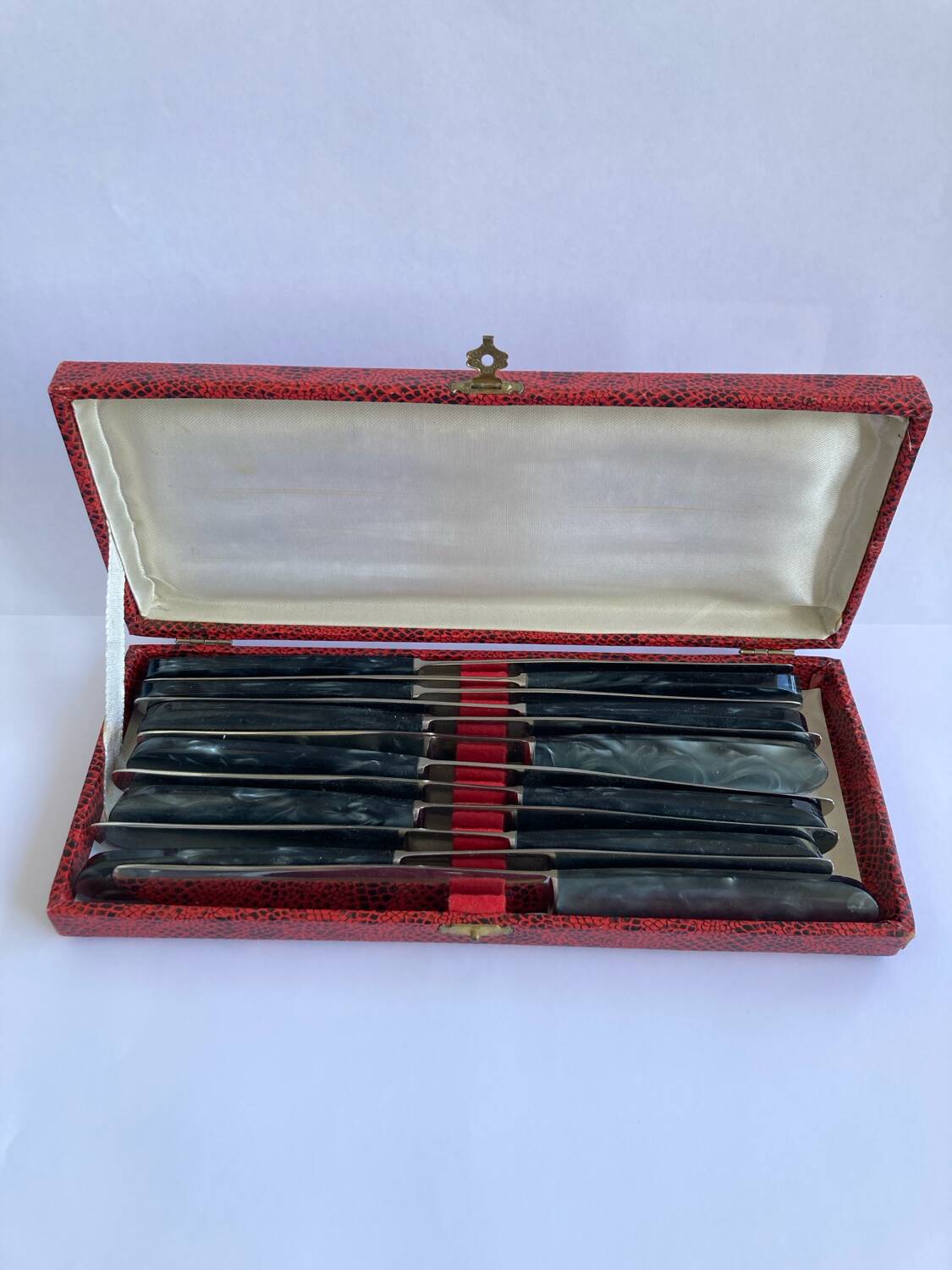 12 Stainless steel blade knives with round tips / Bakelite handles with pearl effect / Prulhière La Béquille + Box / 1950s