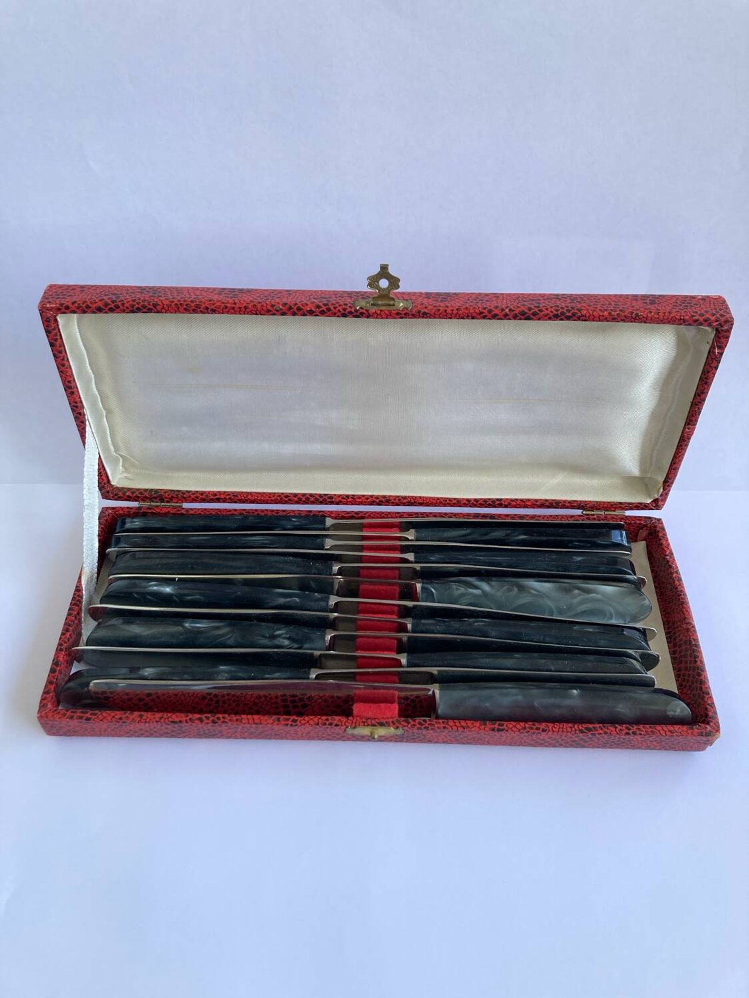12 Stainless steel blade knives with round tips / Bakelite handles with pearl effect / Prulhière La Béquille + Box / 1950s