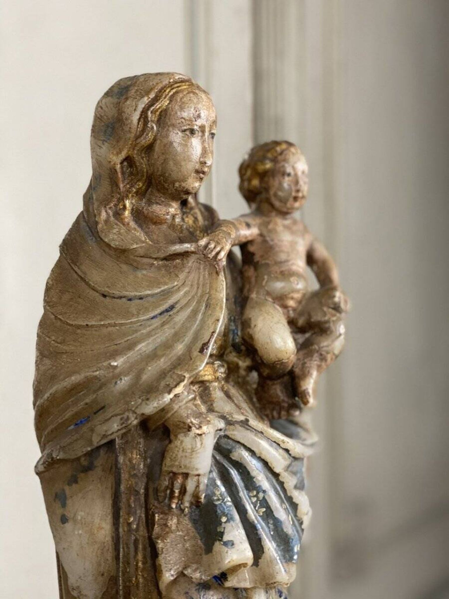 Virgin and Child in alabaster, significant trace of polychromy, Flanders 16th century.