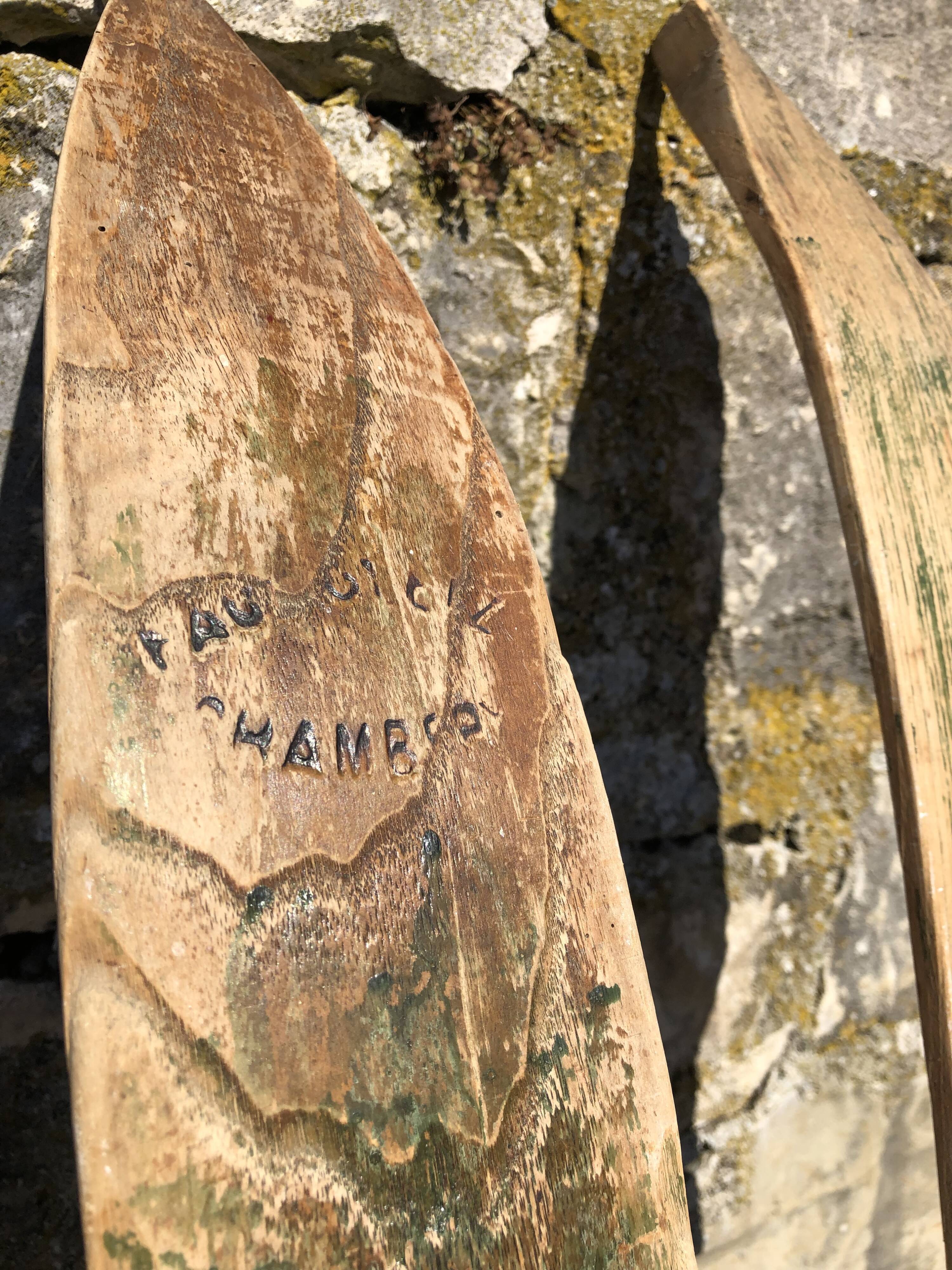 Paire de skis en bois vintage