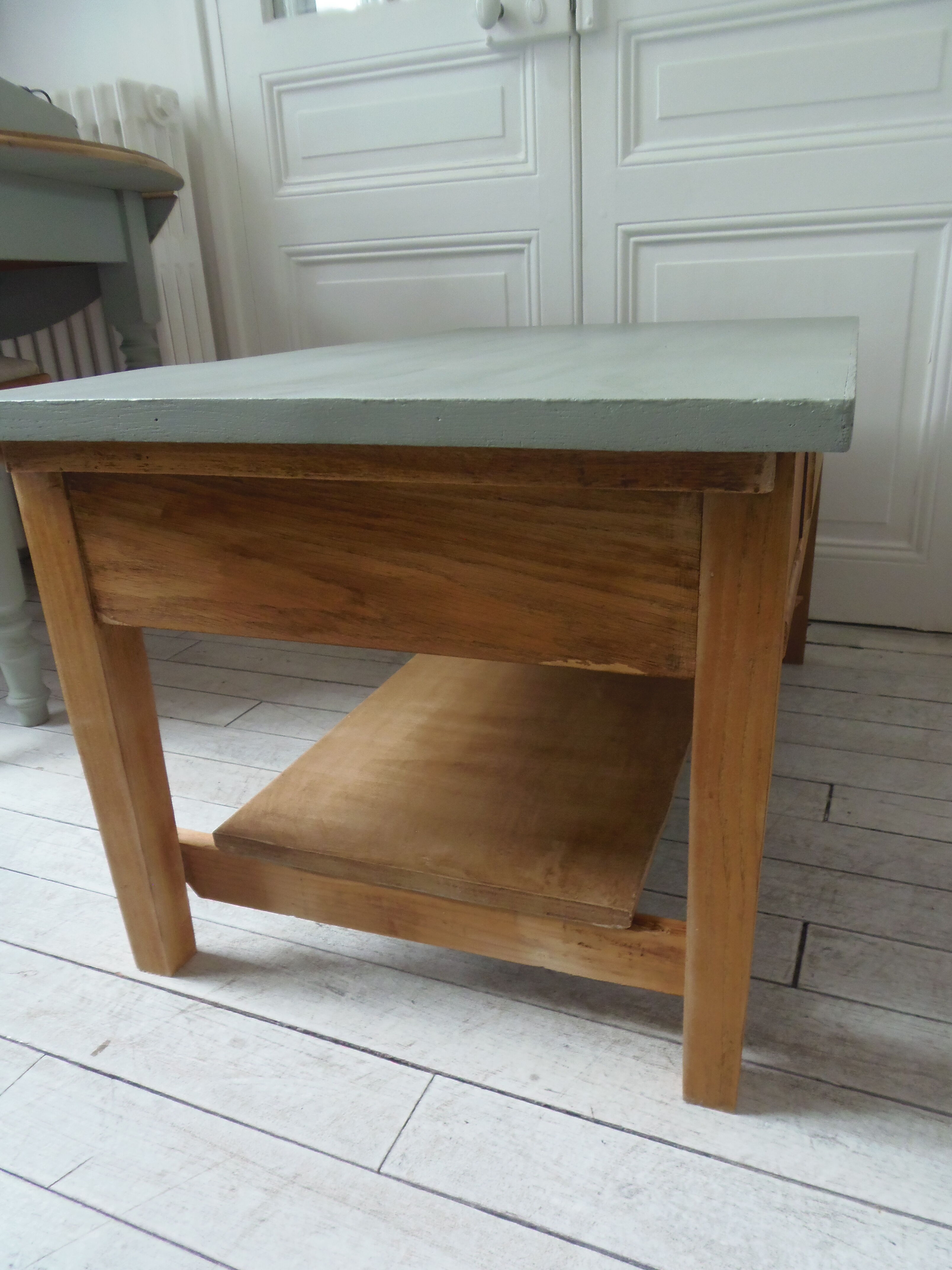 Table basse vintage, piétement, ceinture, tiroir et tablette bois, plateau vert de gris.