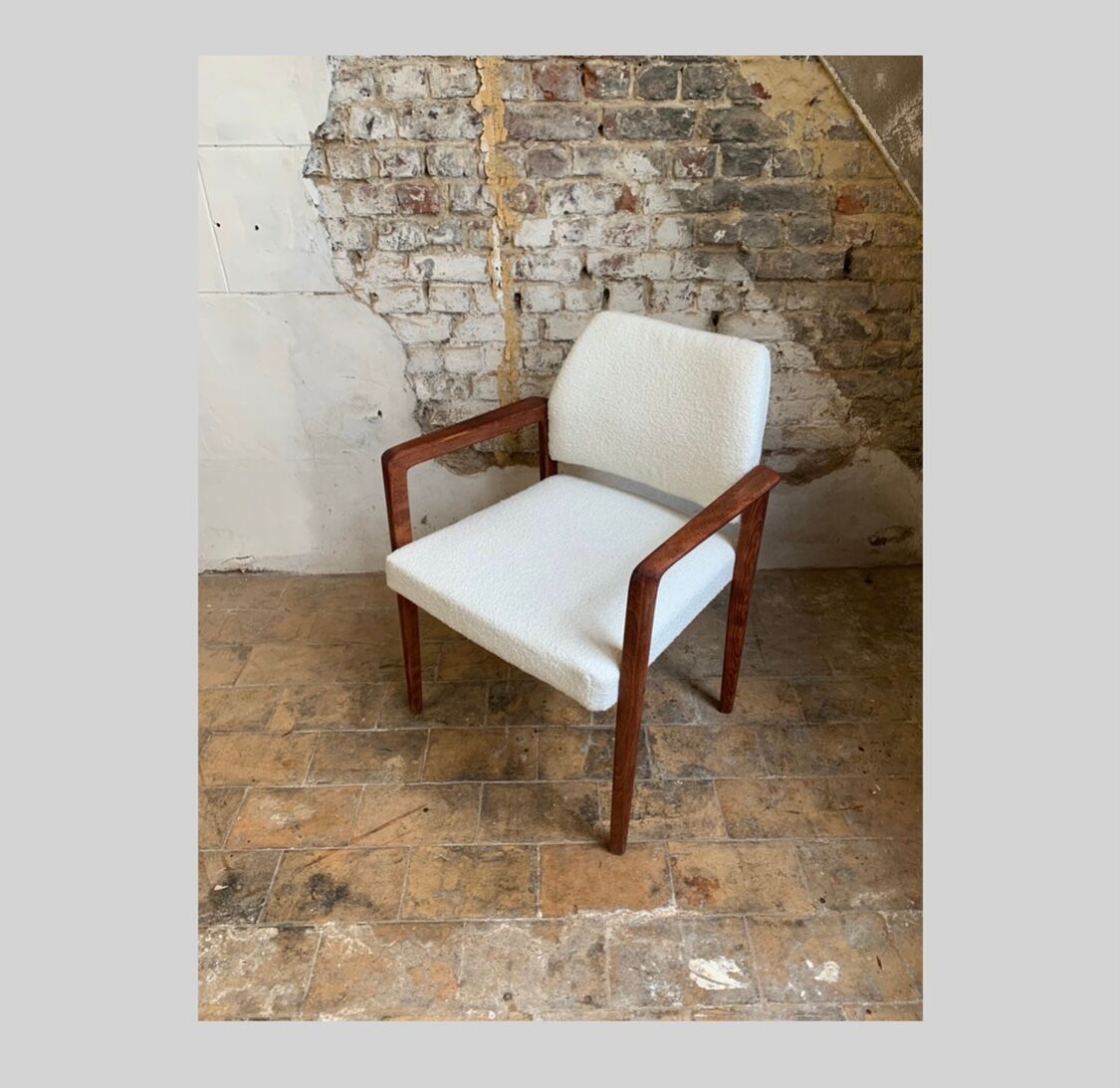 Fauteuil Mid Century bois et tissu laine bouclée