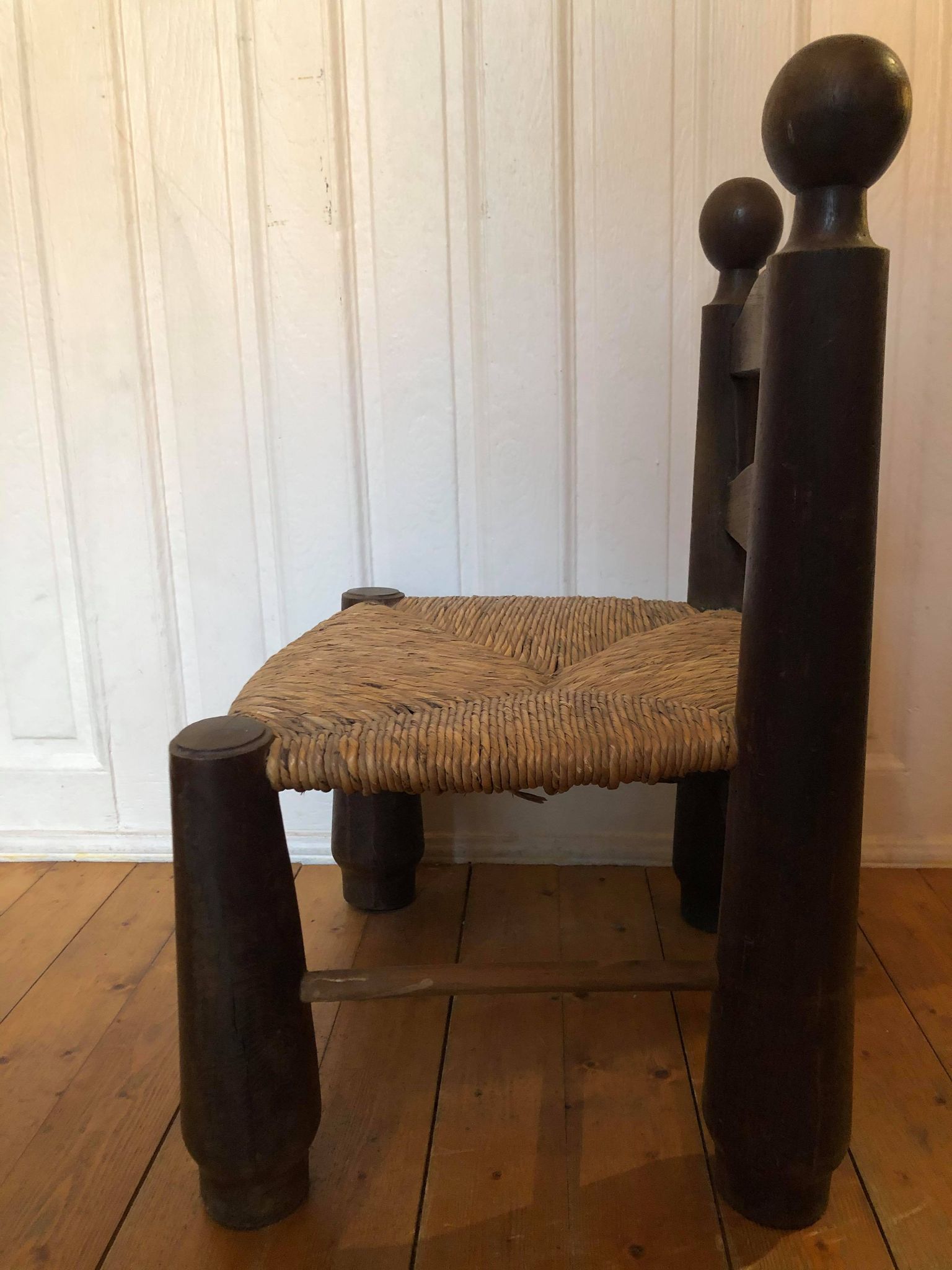 Chaise basse de montagne en bois et paille