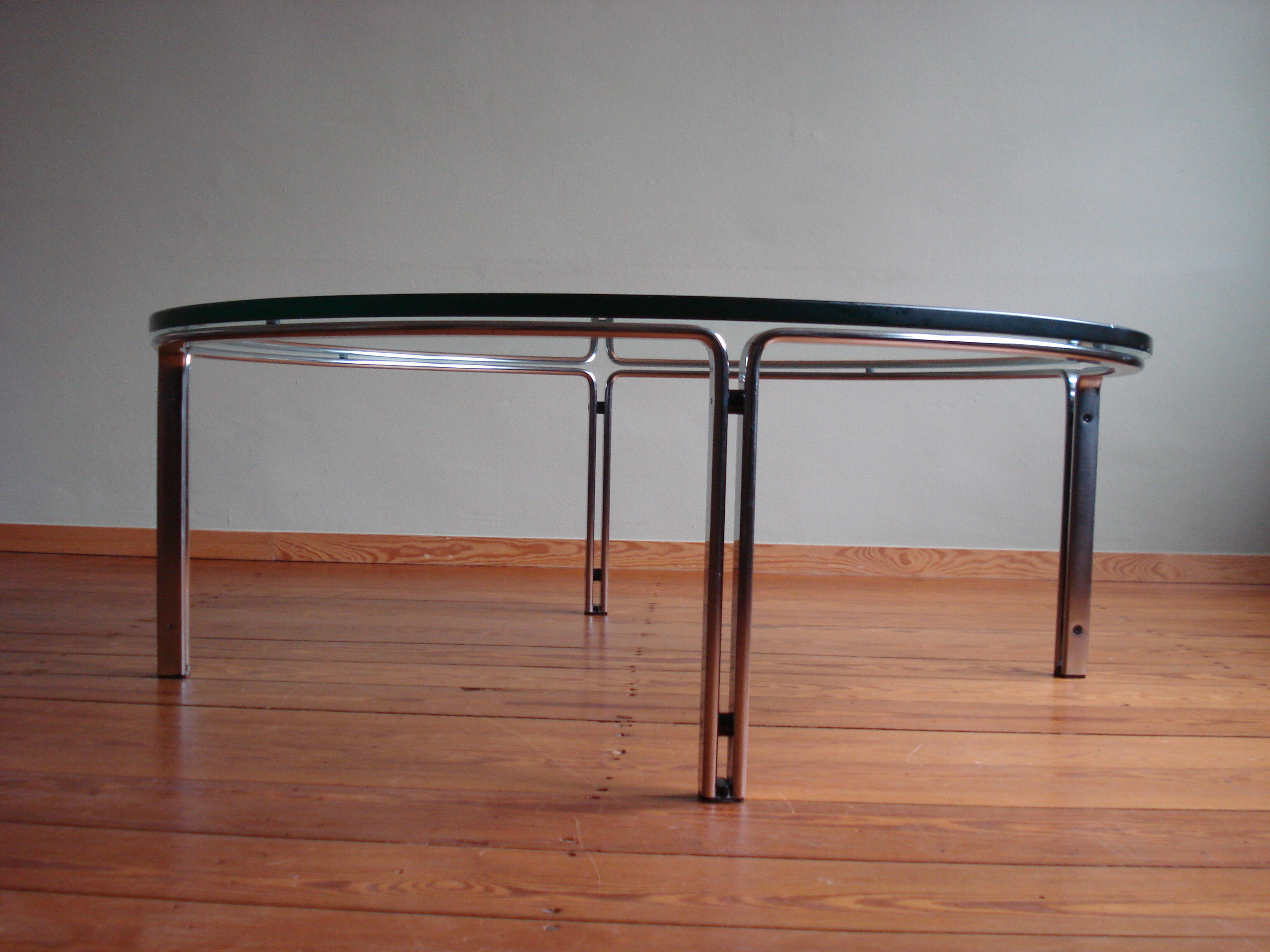 Table basse vintage par Horst Brüning pour Kill International, acier et verre chromés, années 1960.
