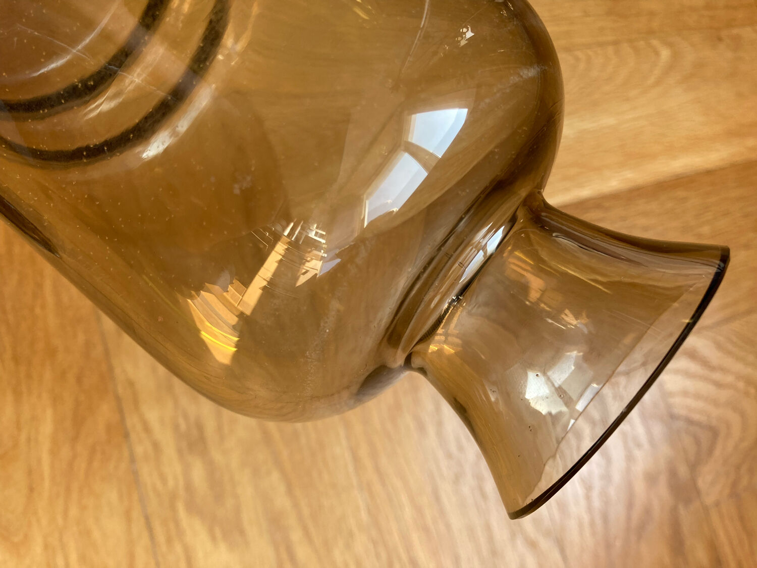 Carafe art déco en verre fumé