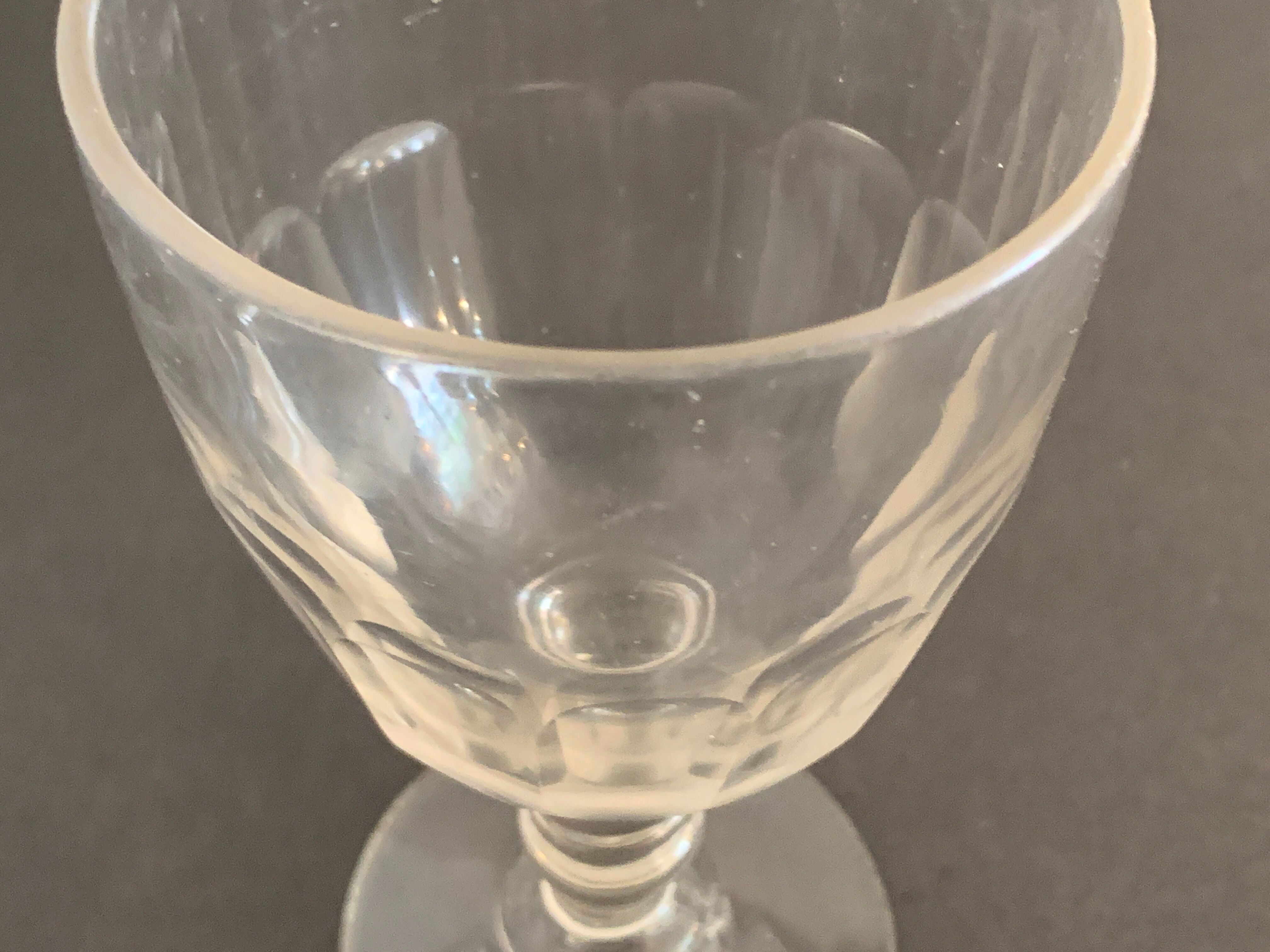 4 verres anciens à pied avec pans coupés