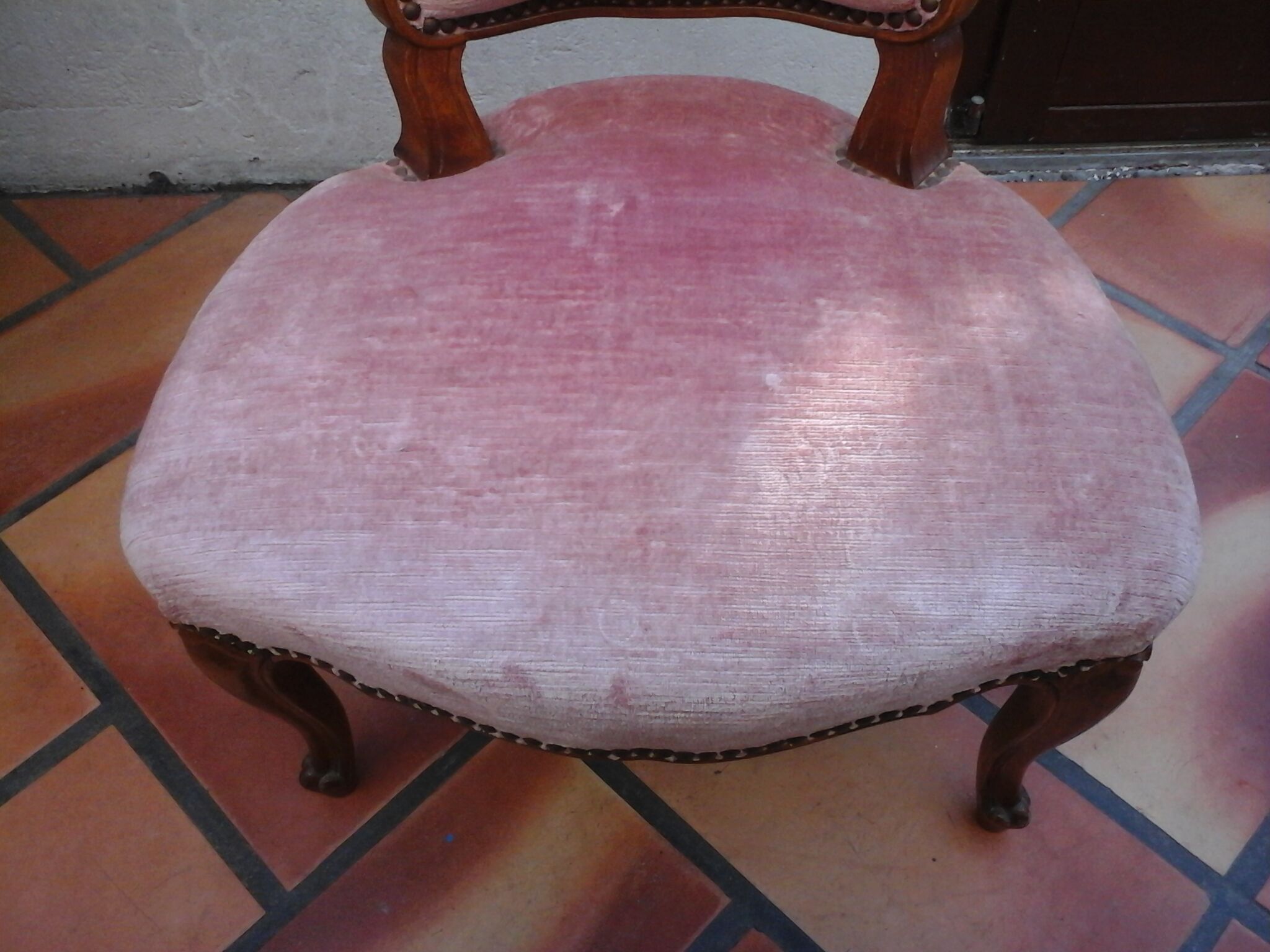 Chaise basse en velours rose